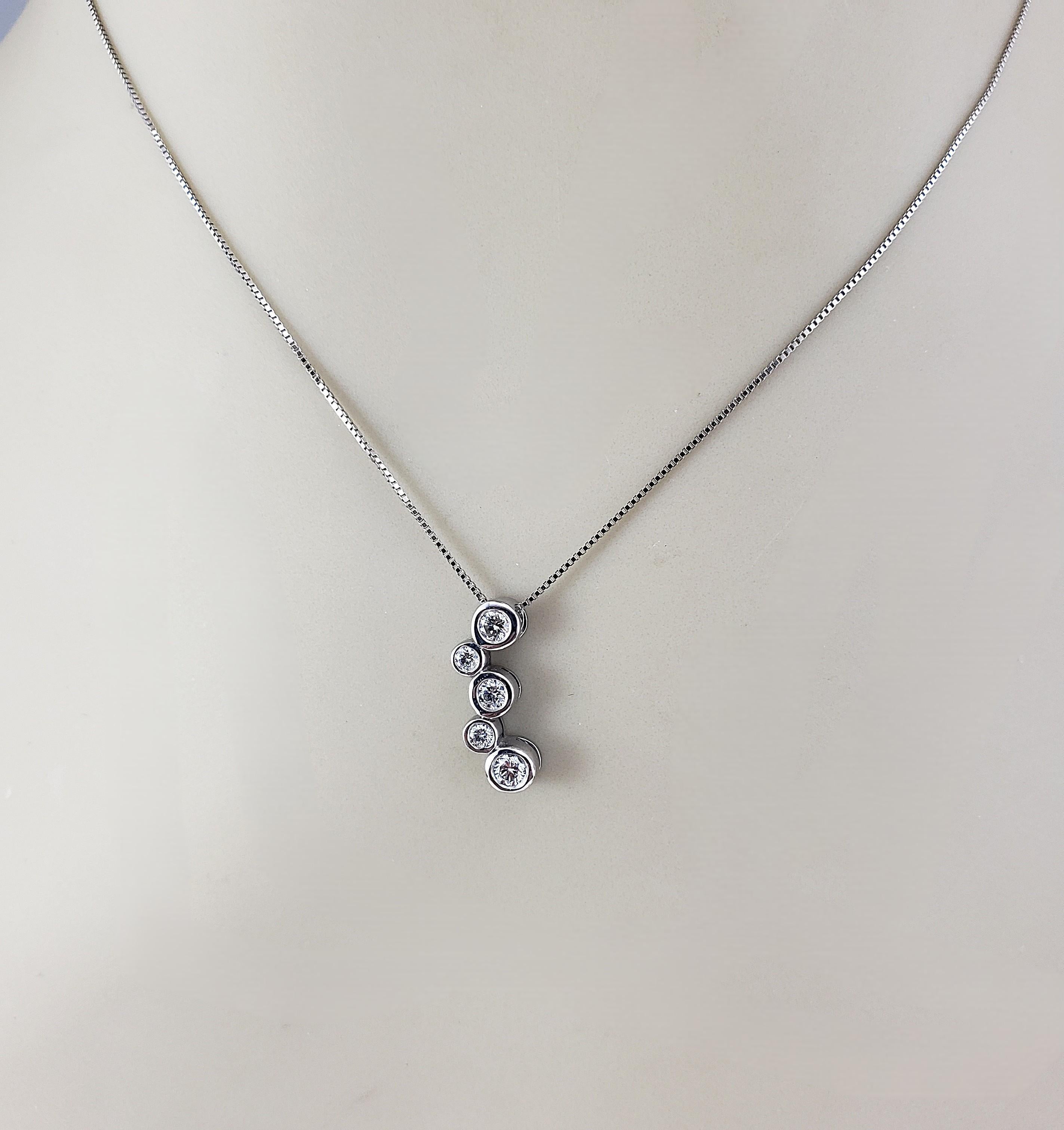 Collana con ciondolo in oro bianco 14 carati e diamanti #22267 in vendita 2