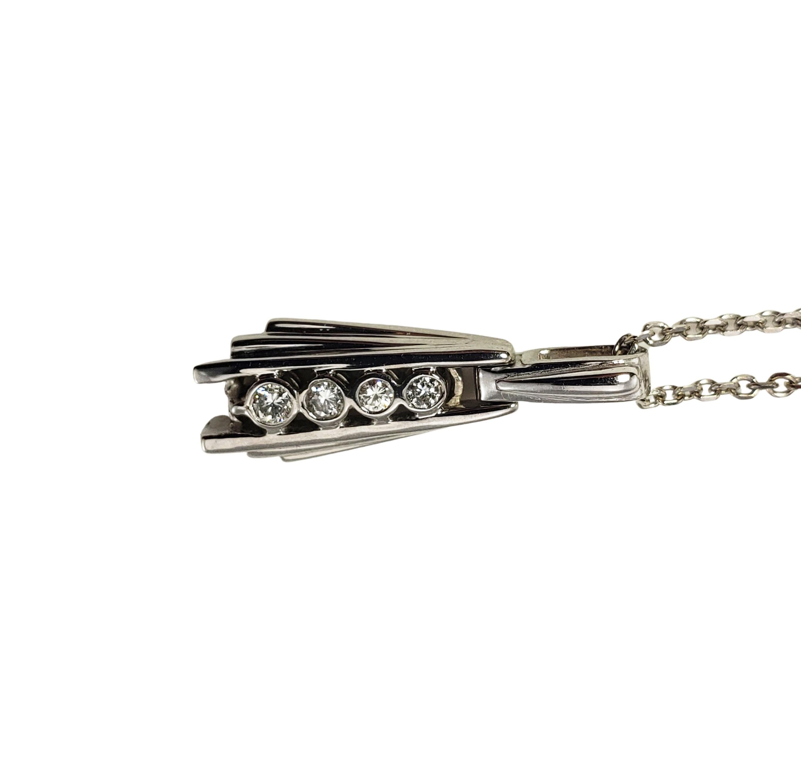 Collana con ciondolo in oro bianco 14 carati e diamanti...

Questa scintillante collana con pendente è caratterizzata da quattro diamanti rotondi taglio brillante incastonati in oro bianco 14 carati.

Peso totale approssimativo del diamante: .15
