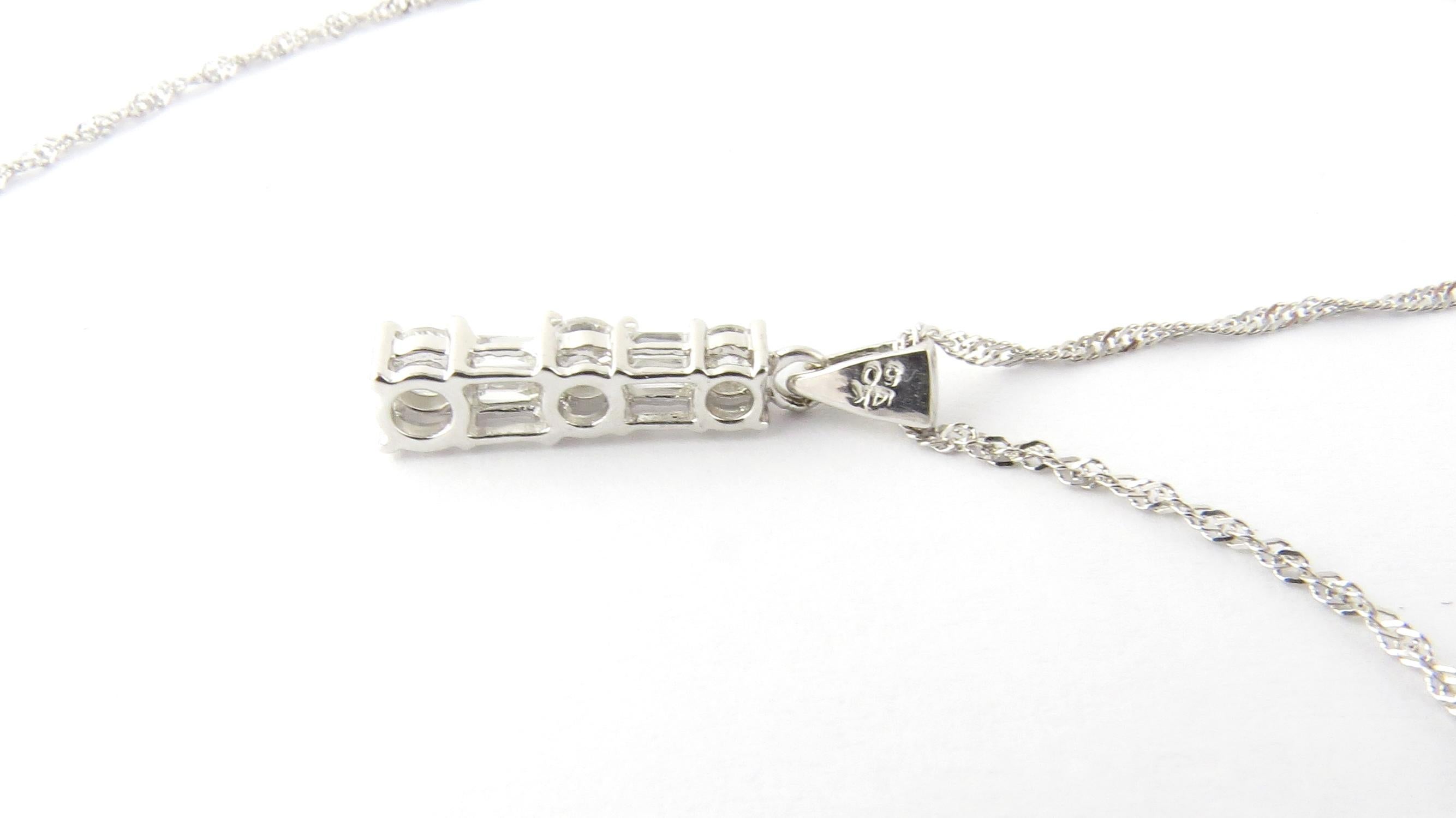 14 Karat White Gold and Diamond Pendant Necklace In Good Condition In Washington Depot, CT