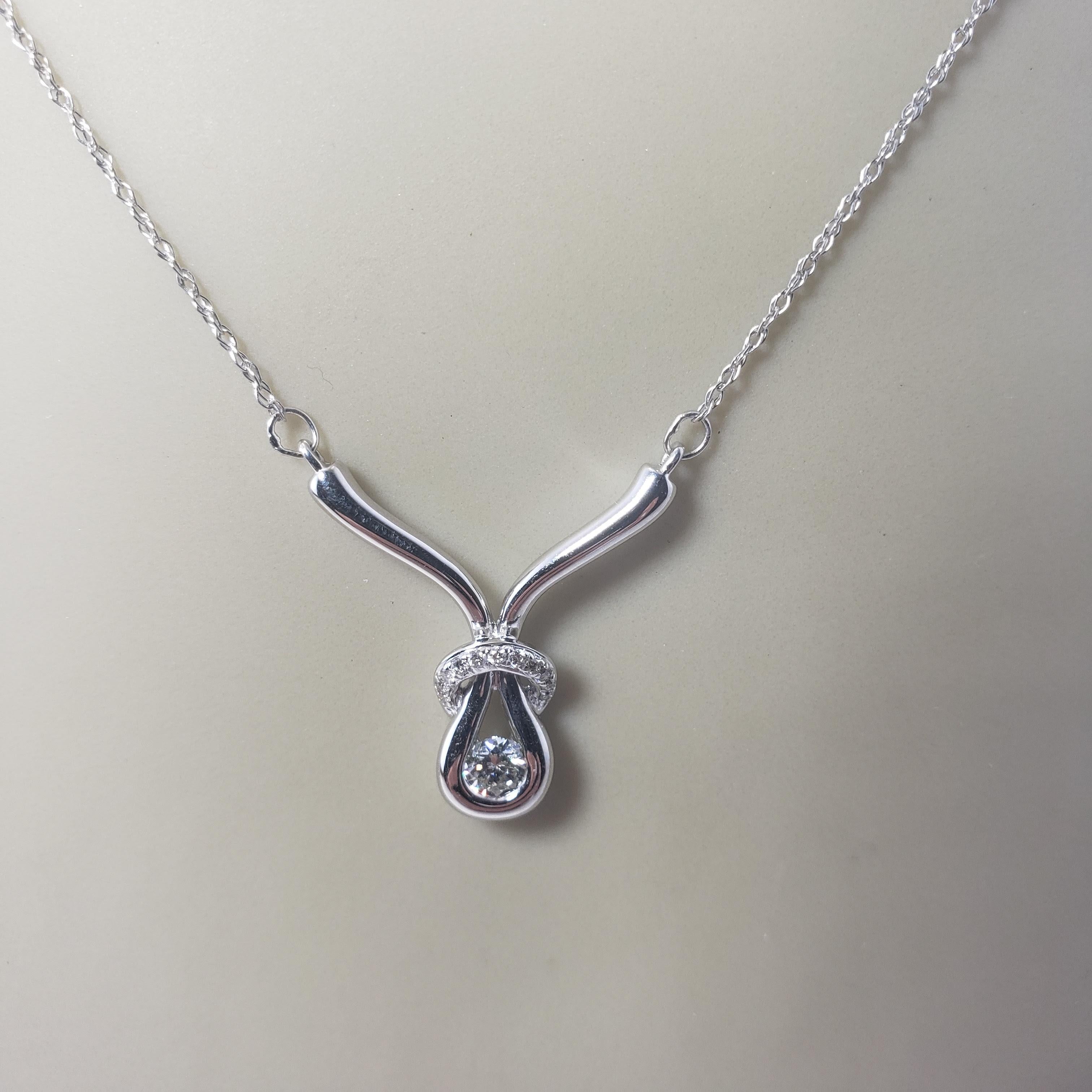 14 Karat White Gold and Diamond Pendant Necklace For Sale 2