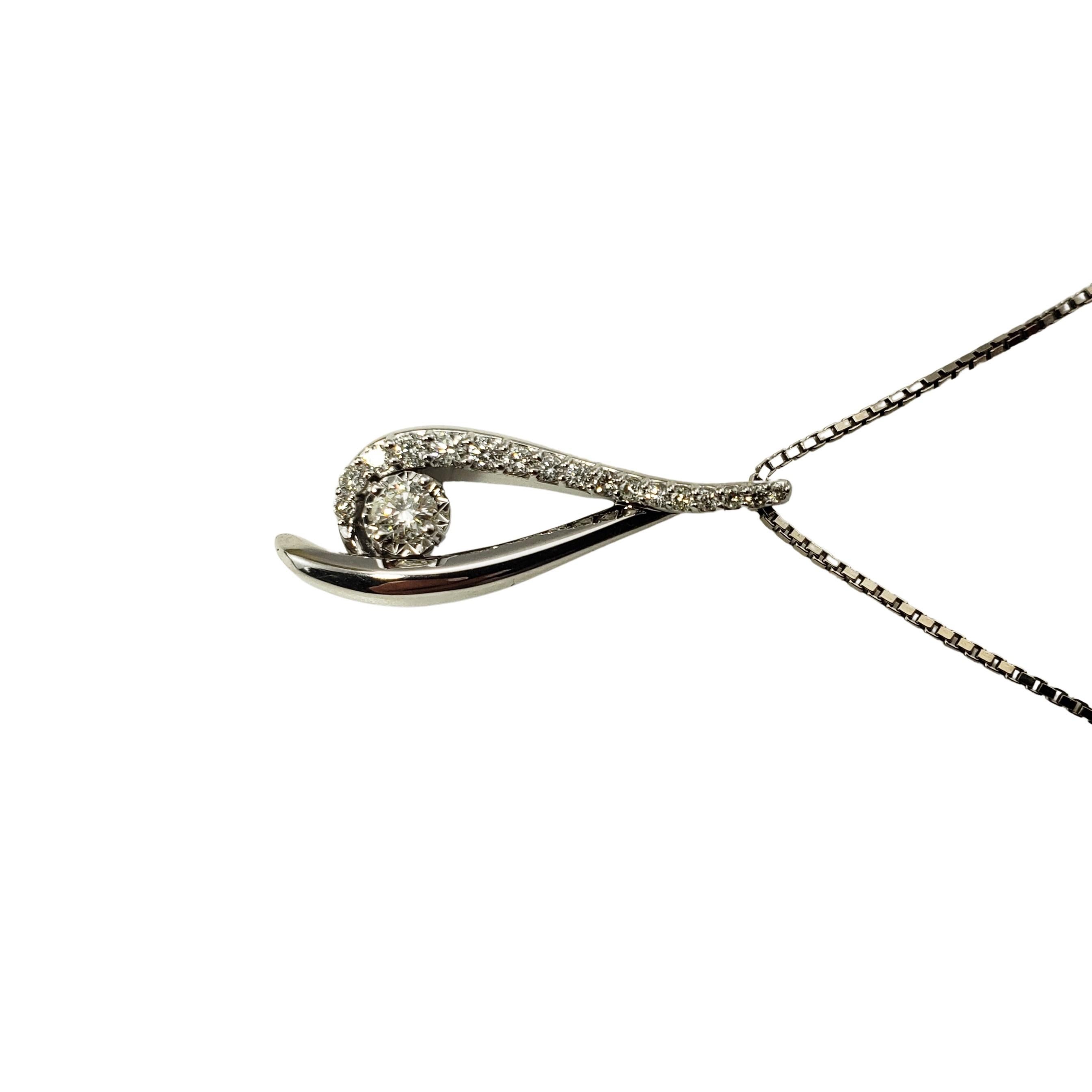 14 Karat White Gold and Diamond Pendant Necklace For Sale 2