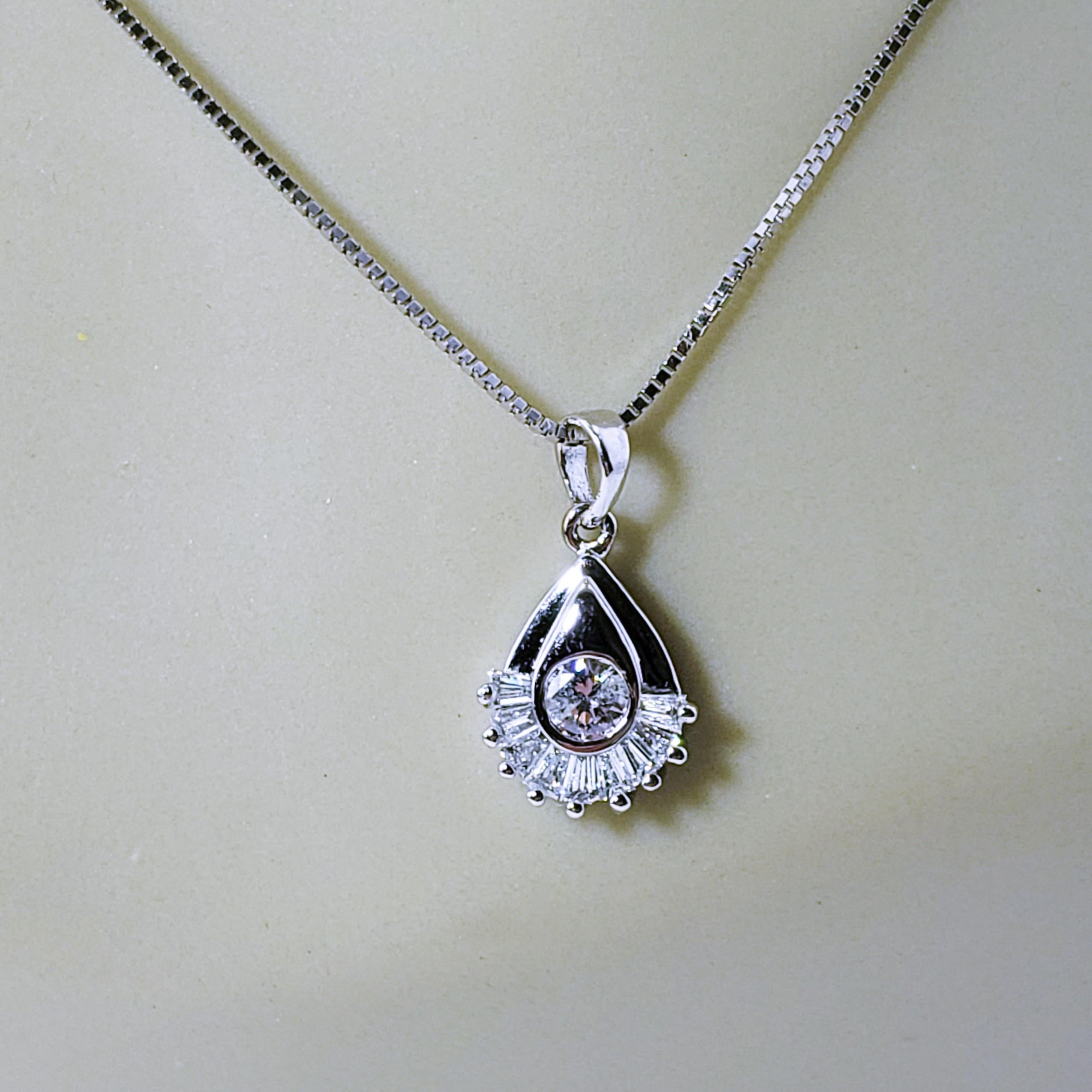 14 Karat White Gold and Diamond Pendant Necklace For Sale 3