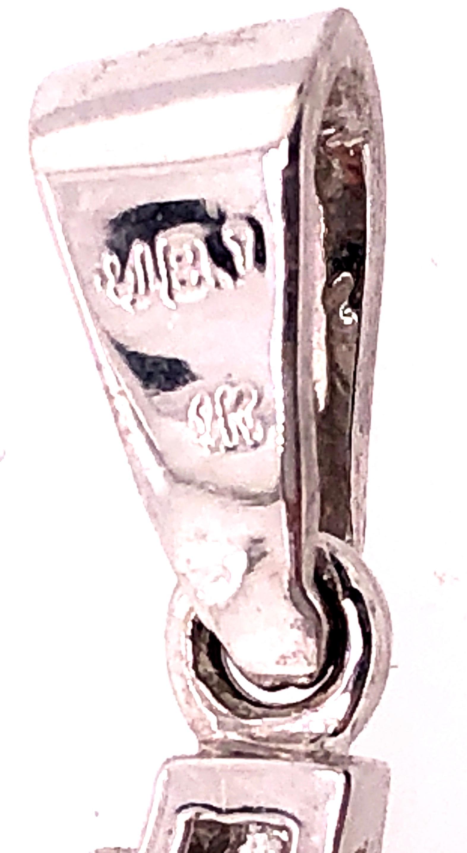Pendentif religieux breloque / crucifix en or blanc 14 carats et diamant Bon état - En vente à Stamford, CT