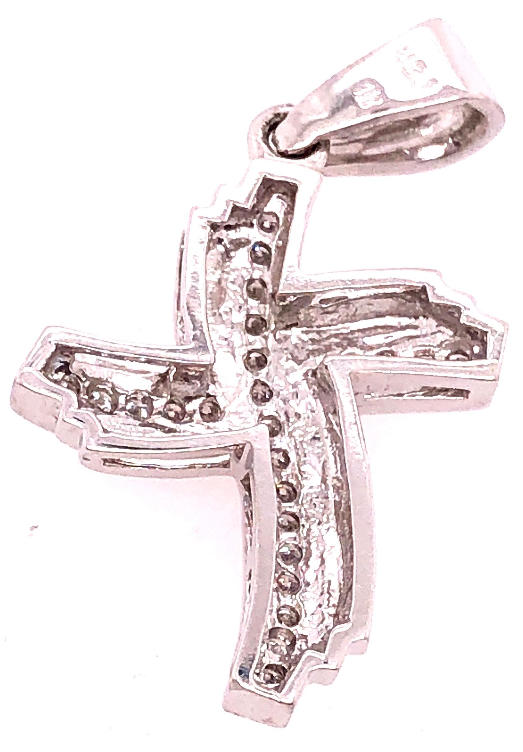 Pendentif religieux breloque / crucifix en or blanc 14 carats et diamant en vente 1