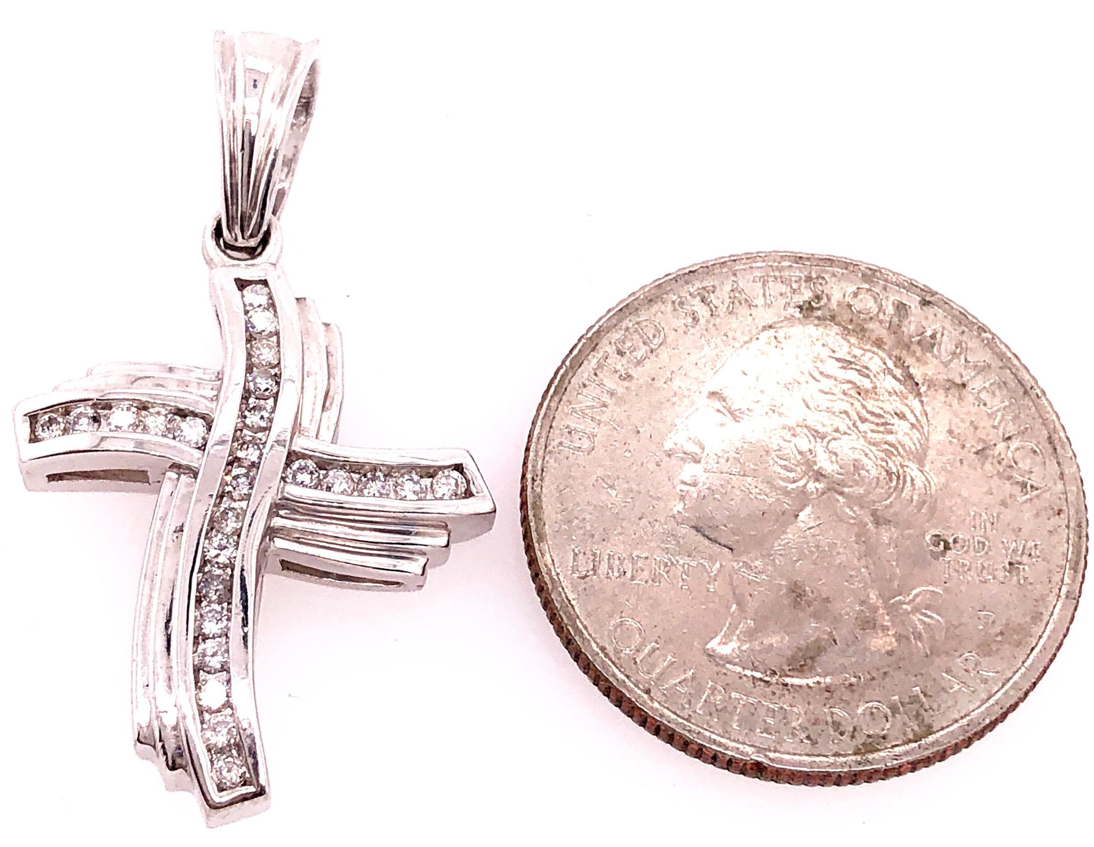Pendentif religieux breloque / crucifix en or blanc 14 carats et diamant en vente 2
