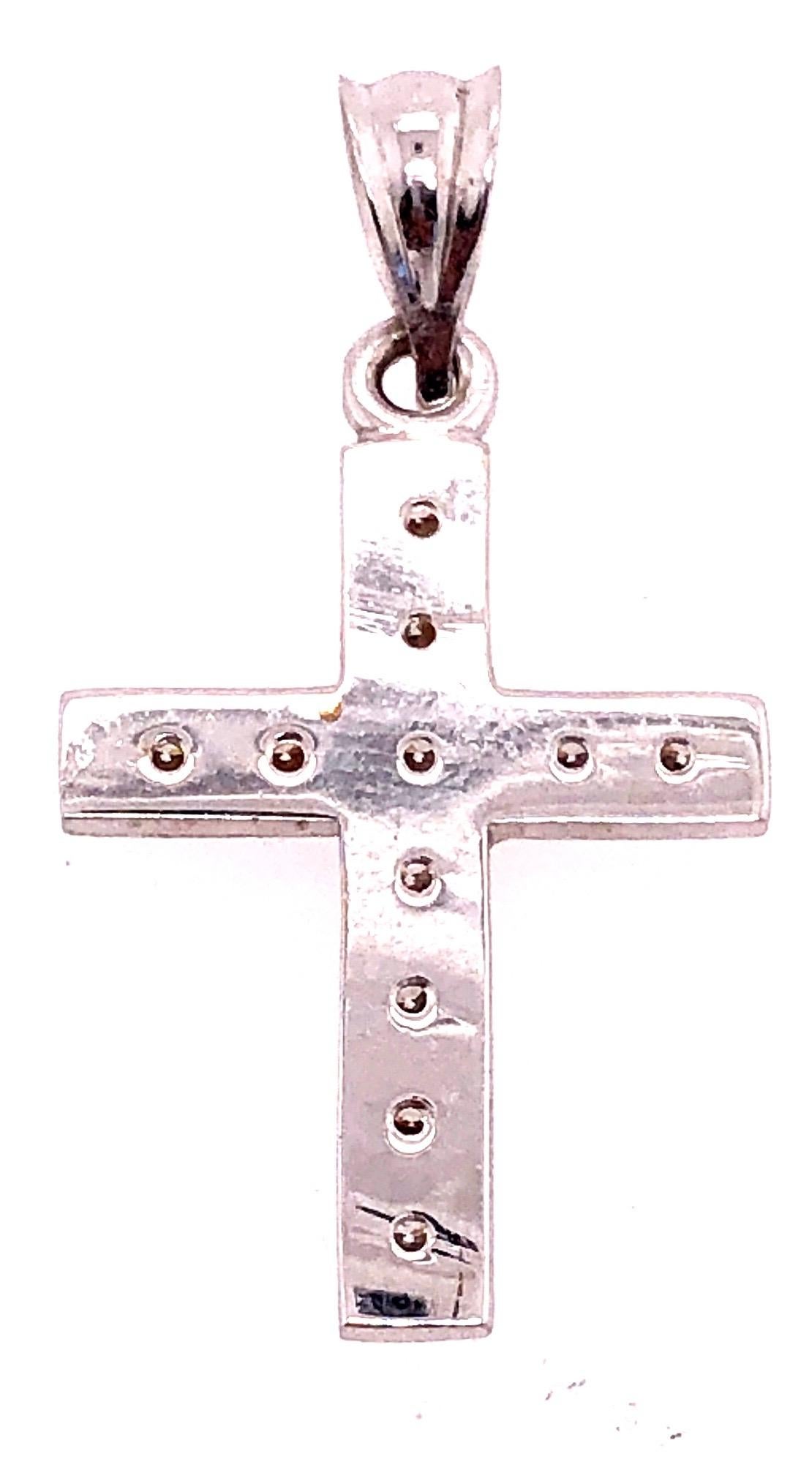 Moderne Pendentif religieux/crucifix en or blanc 14 carats et diamants en vente