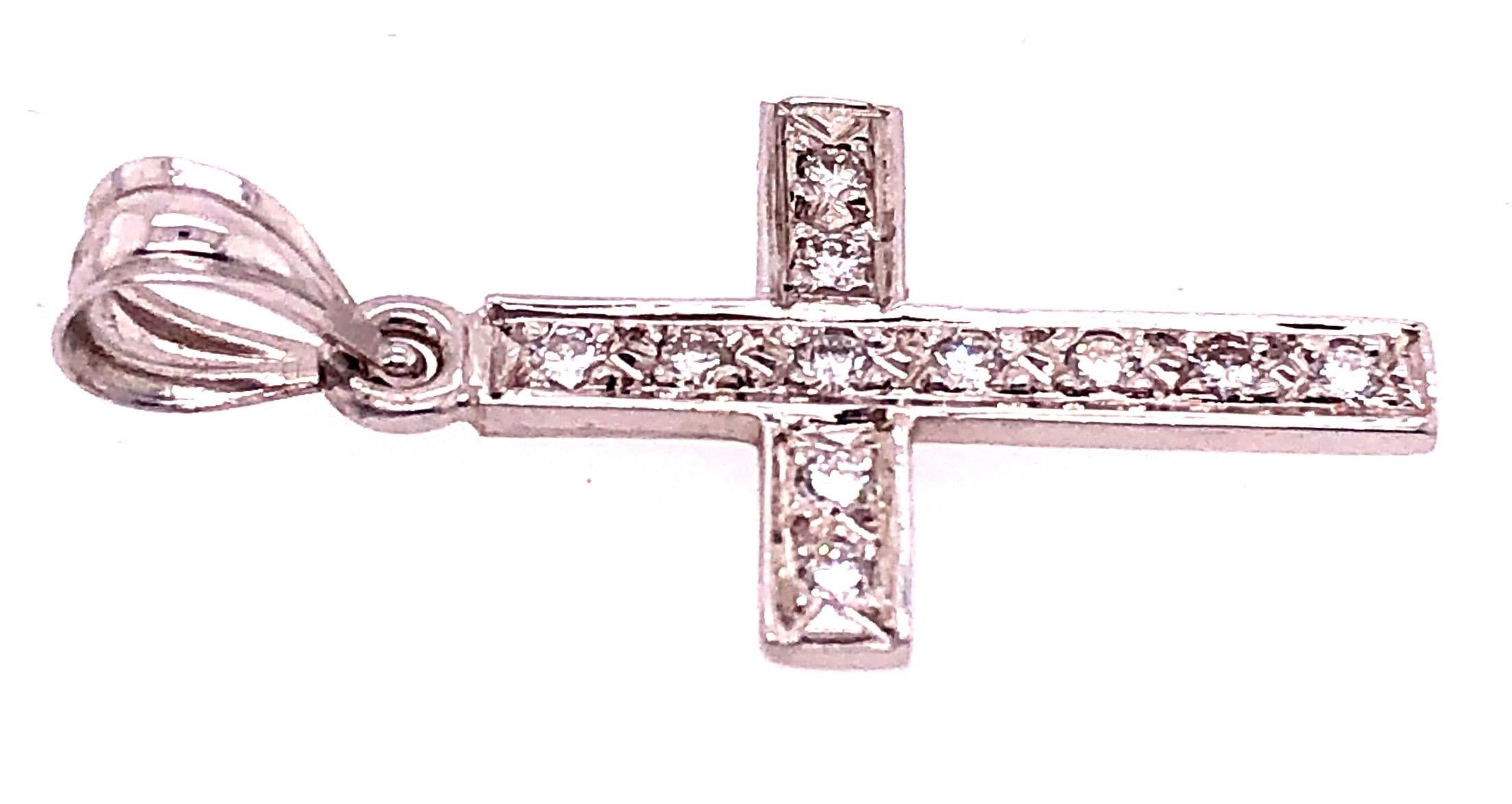 Taille ronde Pendentif religieux/crucifix en or blanc 14 carats et diamants en vente