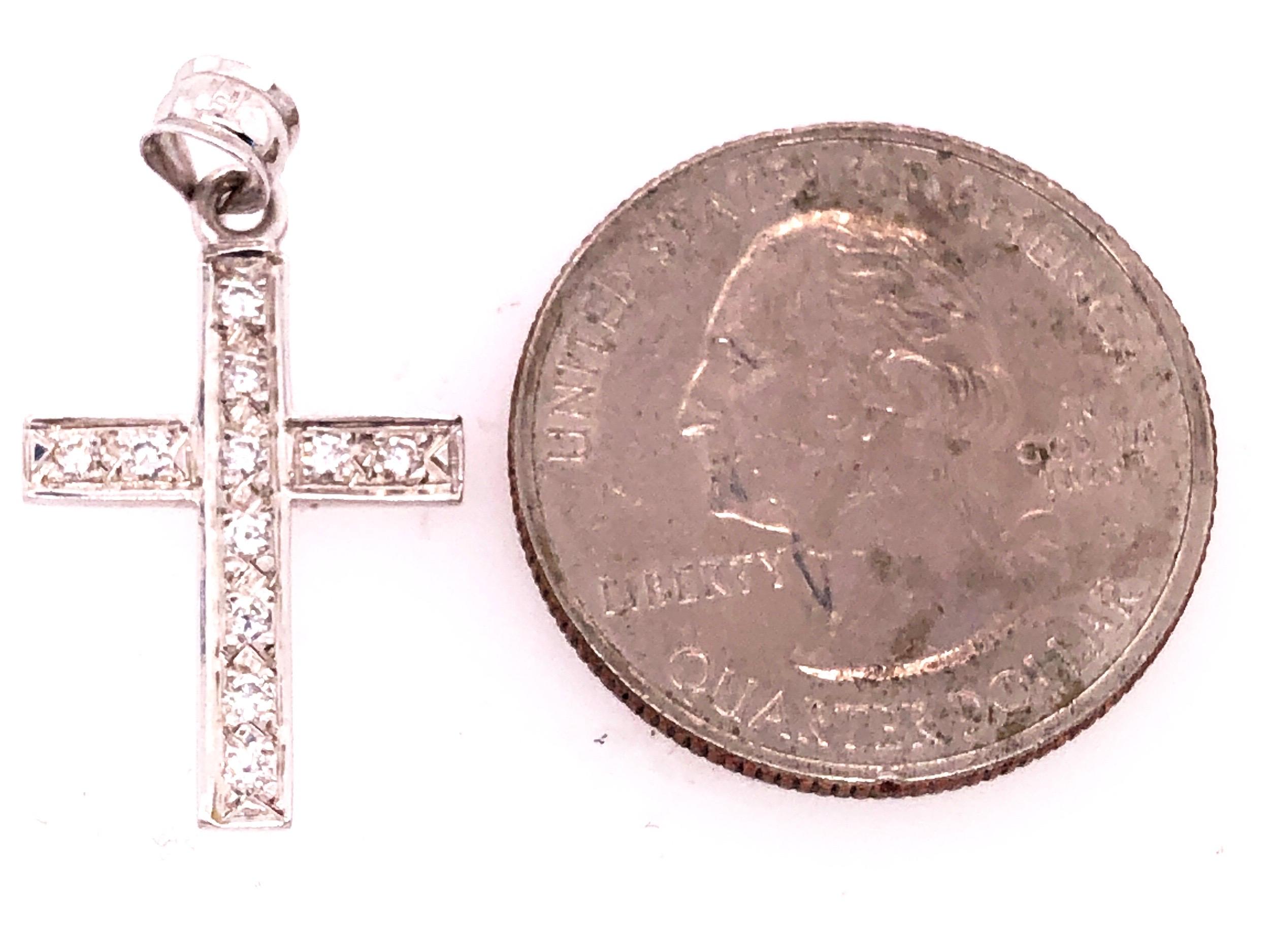 Pendentif religieux/crucifix en or blanc 14 carats et diamants en vente 1
