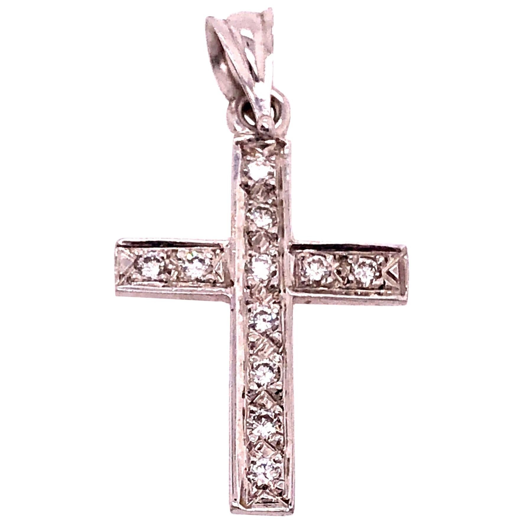 Pendentif religieux/crucifix en or blanc 14 carats et diamants en vente