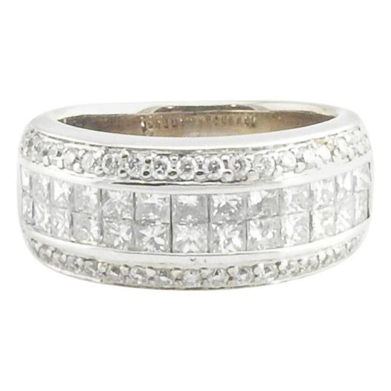 Ring aus 14 Karat Weißgold mit Diamanten im Angebot
