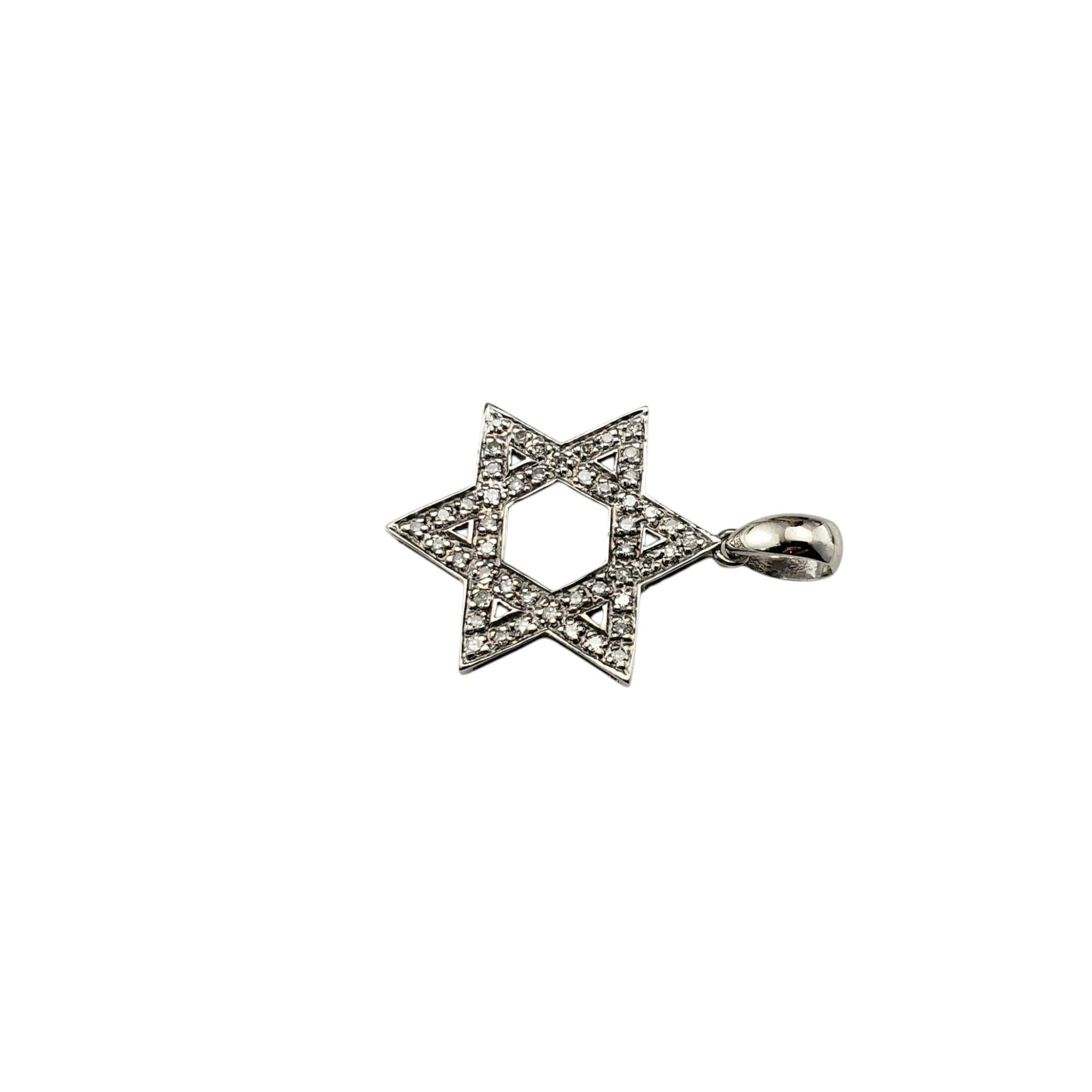 Ciondolo con stella di David in oro bianco 14 carati e diamanti.

Questo splendido ciondolo a forma di Stella di David è realizzato in oro bianco 14K e impreziosito da 47 diamanti rotondi a taglio singolo, che uniscono una fede senza tempo a uno
