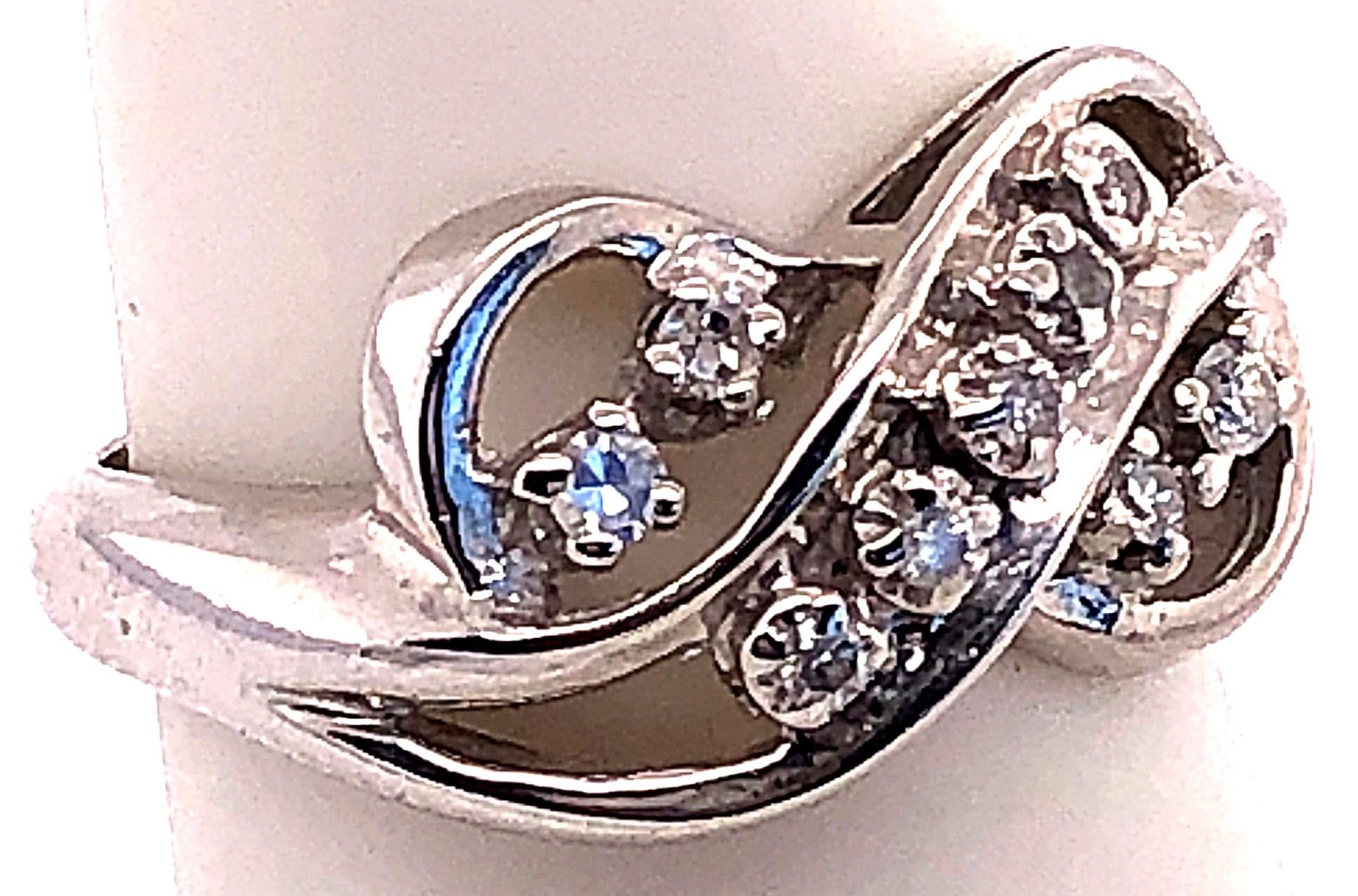 14 Karat White Gold and Diamond Swirl Ring In Good Condition For Sale In Stamford, CT