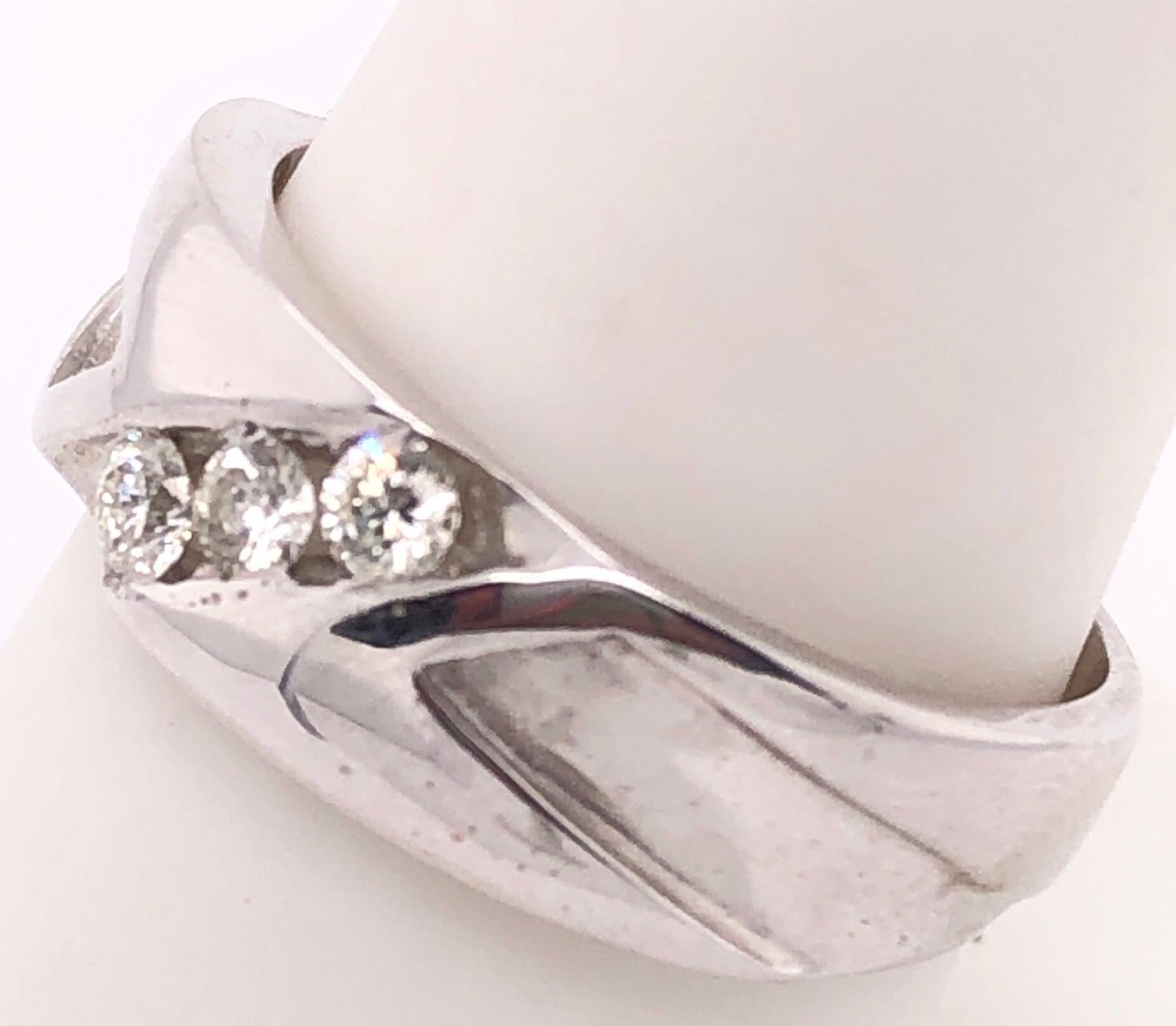 14 Karat White Gold 3 Stone Ring 0.30 Total Diamond Weight.
Size 8.75
5 grams total weight.