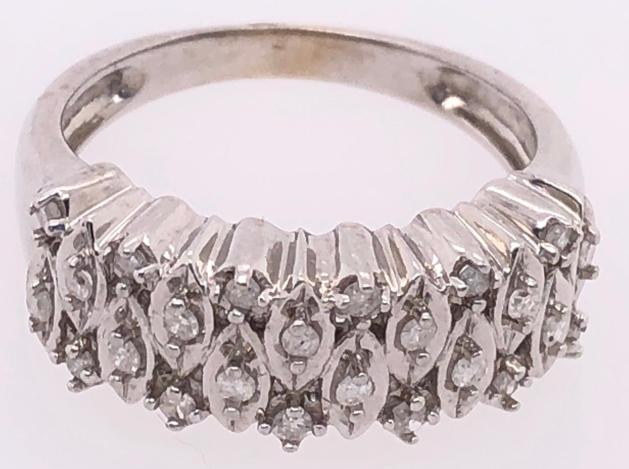 Contemporain Anneau de mariage en or blanc 14 carats et diamants en vente
