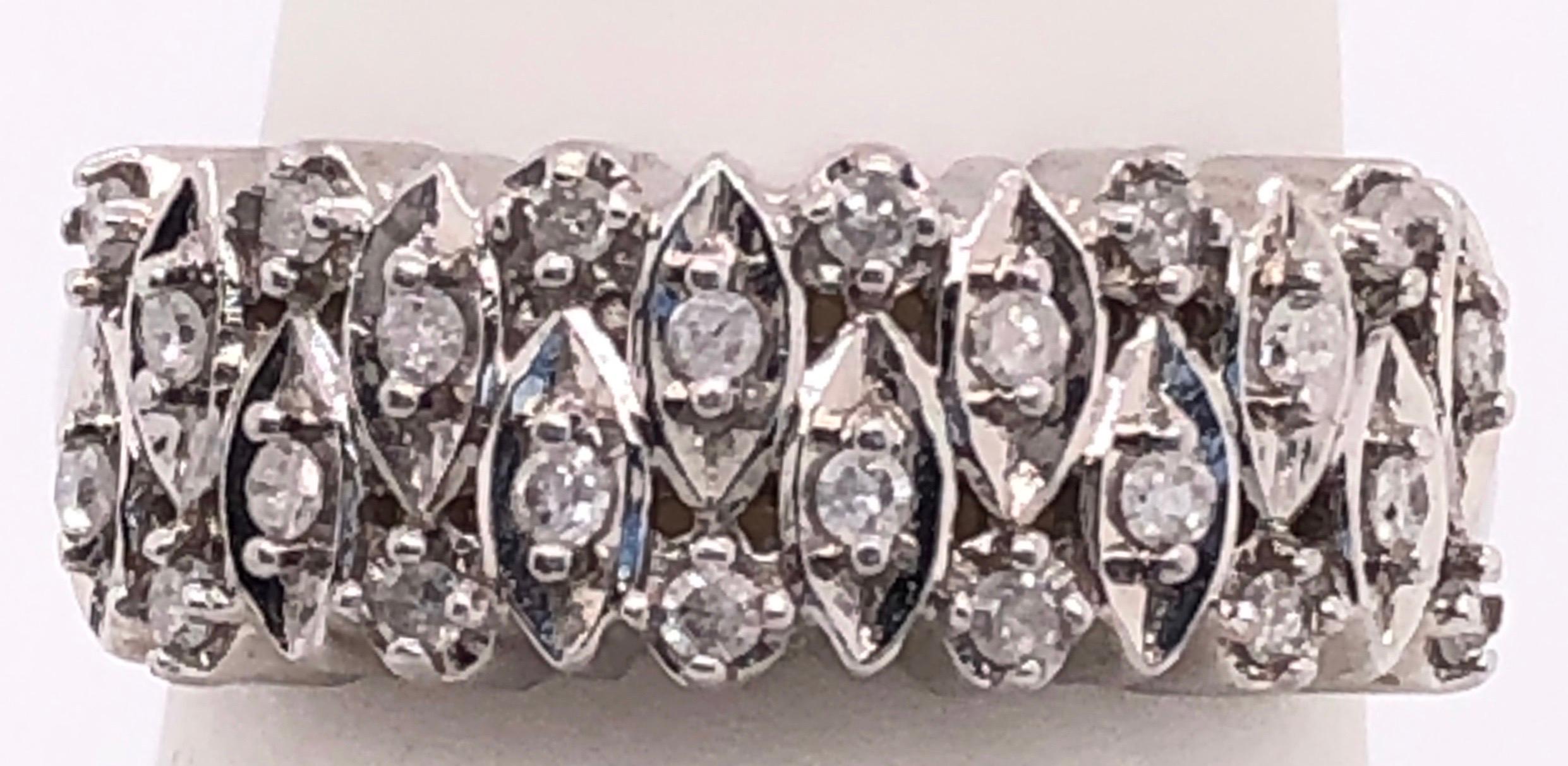 Taille ronde Anneau de mariage en or blanc 14 carats et diamants en vente