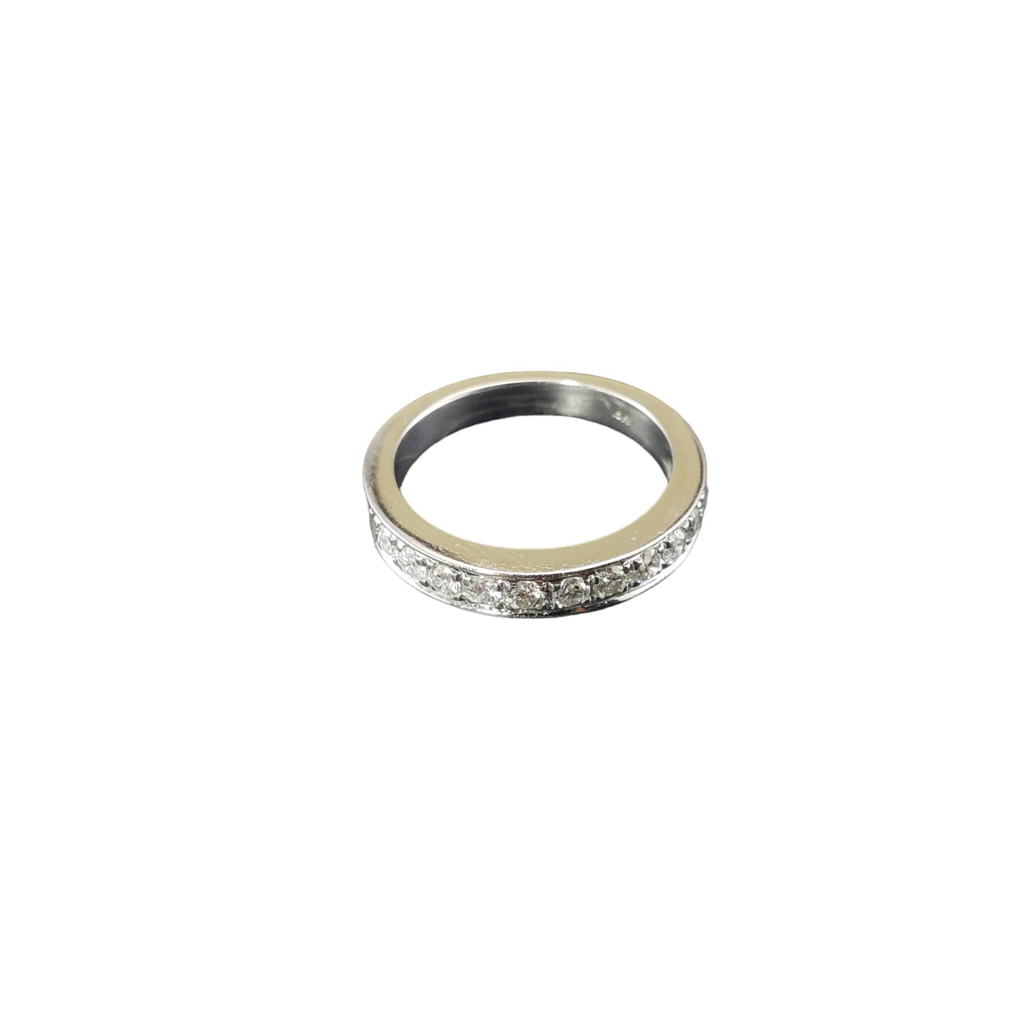 18 Karat Weißgold und Diamant Ehering Größe 4,5-4,75

Dieses funkelnde Band ist mit 11 runden Diamanten im Brillantschliff in klassischem 18-karätigem Weißgold gefasst. 

Breite: 4 mm.
Schaft: 2,6 mm.

Gesamtgewicht der Diamanten: .44 ct.

Farbe des
