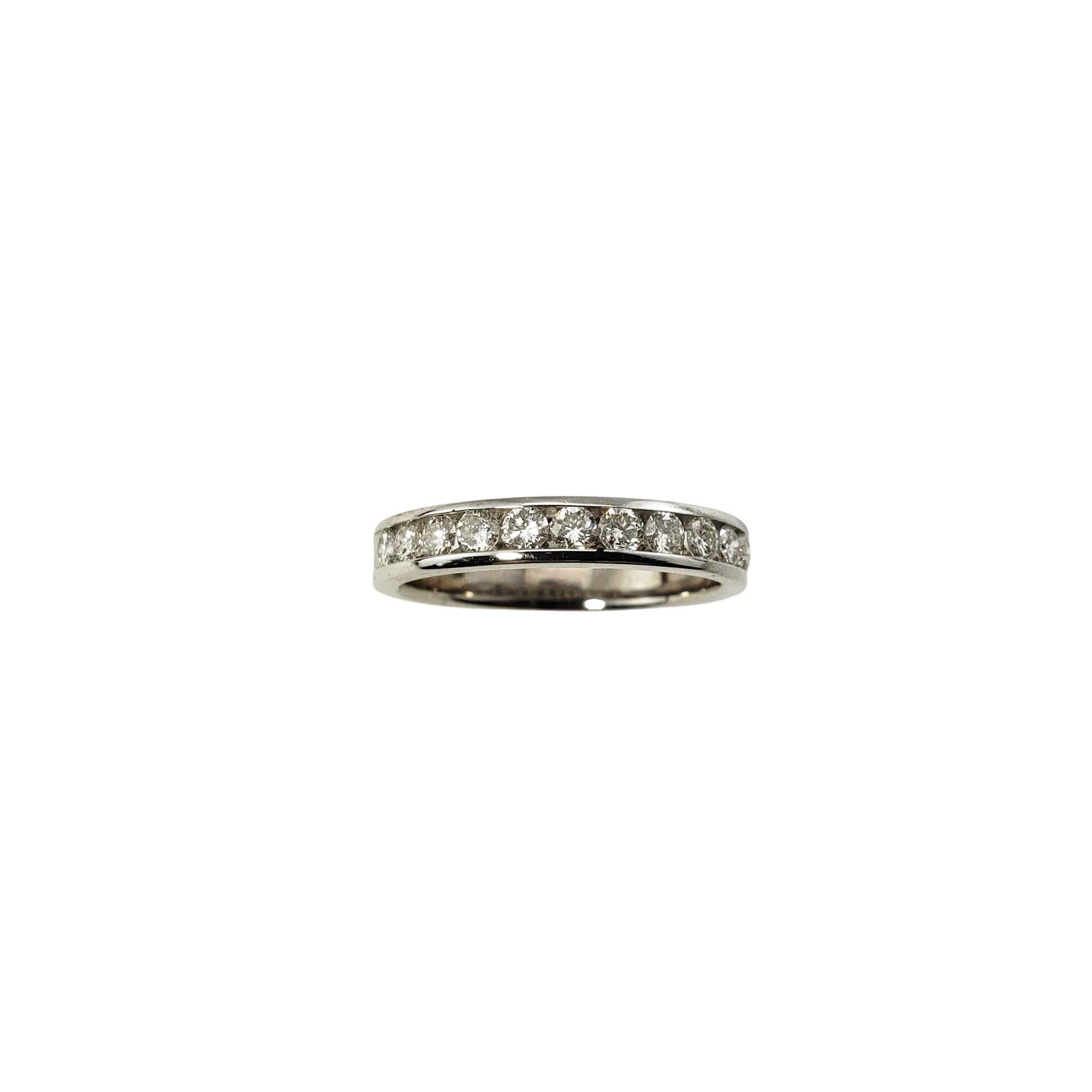 14 Karat Weißgold und Diamant Ehering Ring Größe 5.5-

Dieser funkelnde Ehering besteht aus 11 runden Diamanten im Brillantschliff, die in klassisches 14-karätiges Weißgold gefasst sind.  Breite:  3 mm.  Schaft:  3 mm.

Ungefähres Gesamtgewicht der