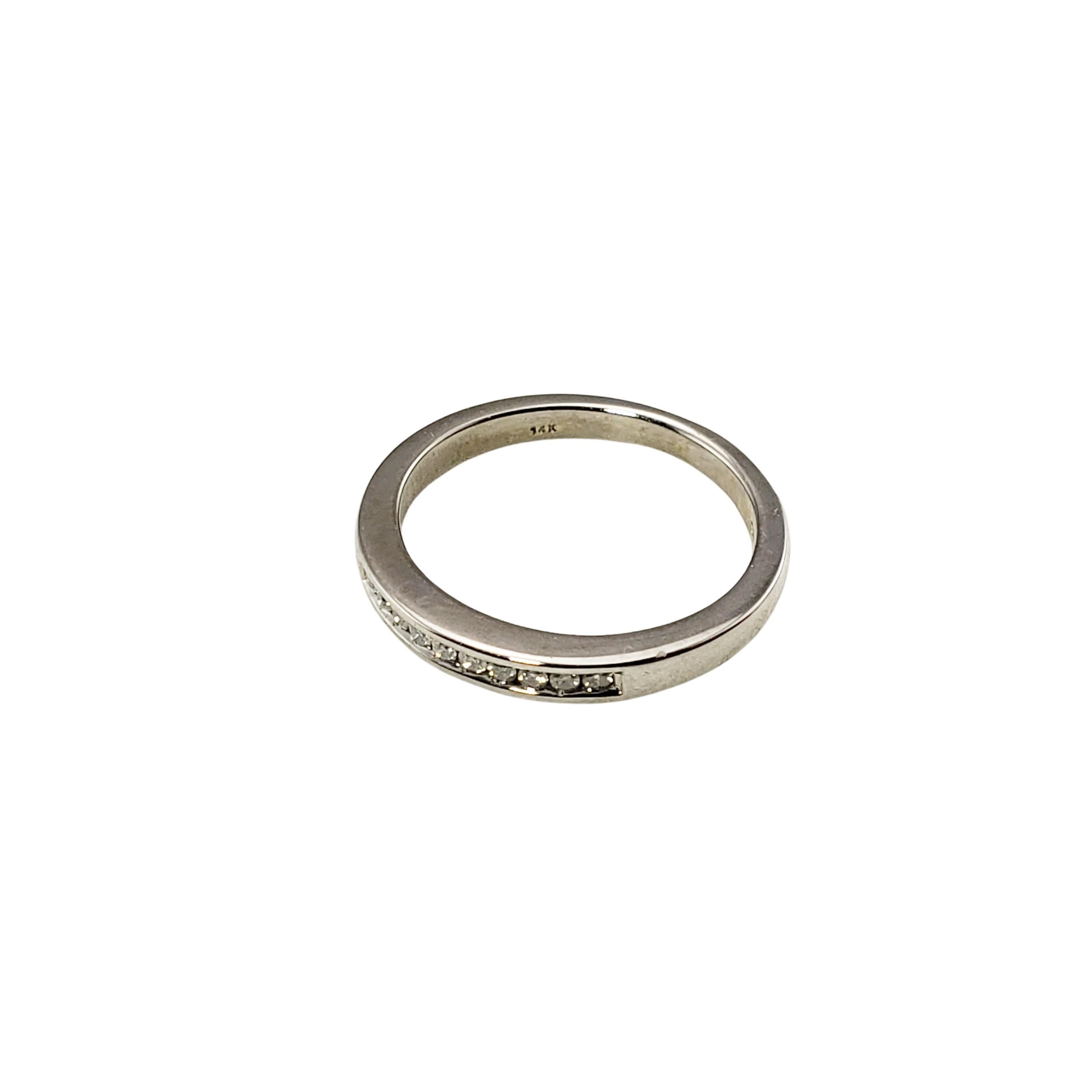 Alianza de Oro Blanco de 14 Kilates y Diamantes Tamaño 5.75-

Esta brillante banda presenta diez diamantes redondos de talla brillante engastados en oro blanco clásico de 14 quilates.  Anchura:  2  mm.  Vástago:  2 mm.

Peso total aproximado del