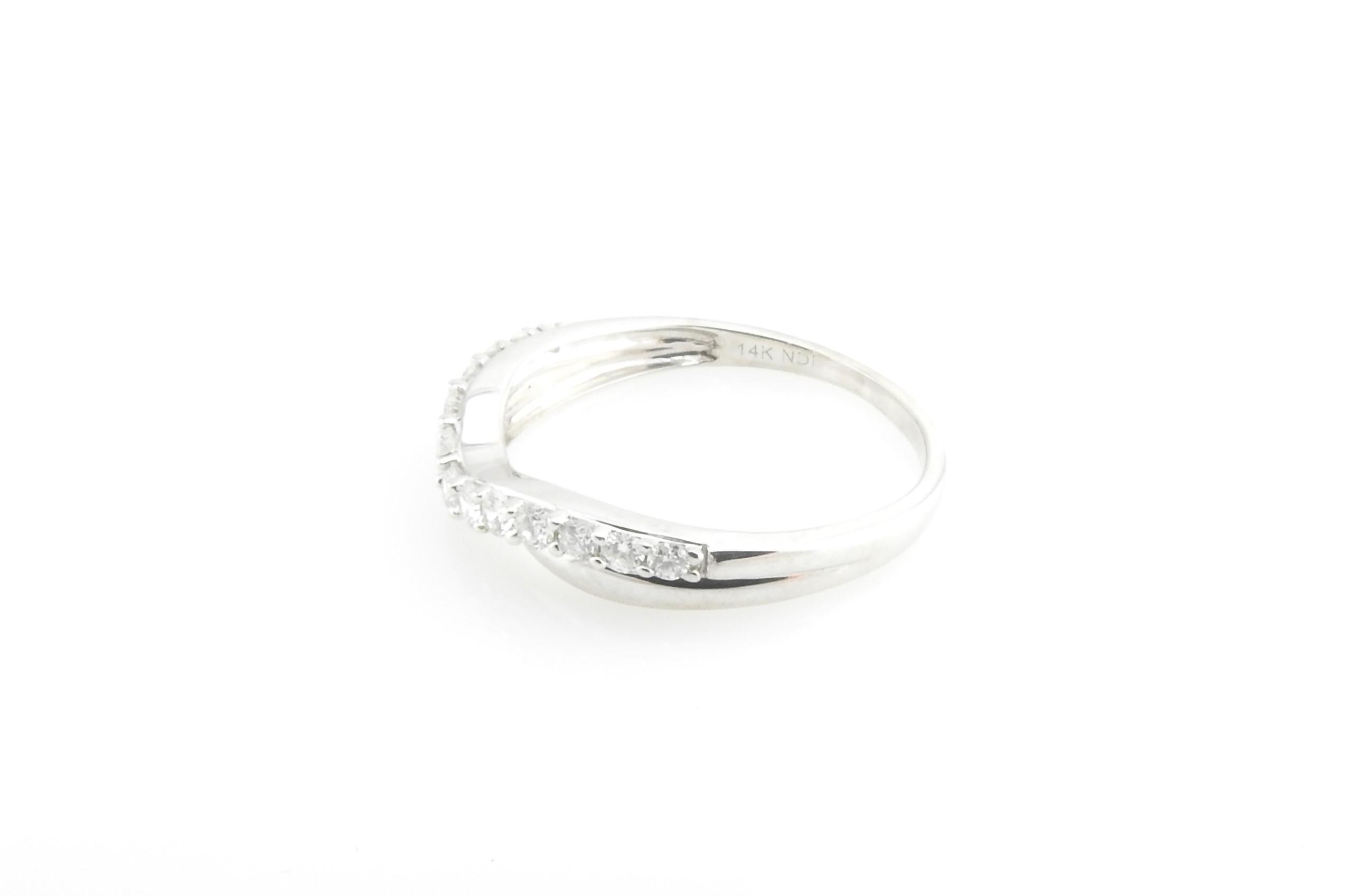 Alianza de boda vintage de oro blanco de 14 quilates y diamantes talla 10.25

Esta elegante alianza de boda presenta 13 diamantes redondos de talla brillante engastados en oro blanco de 14 quilates con un bello detalle.

Anchura: 4 mm. Vástago: 2
