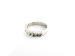 Alliance en or blanc 14 carats et diamants