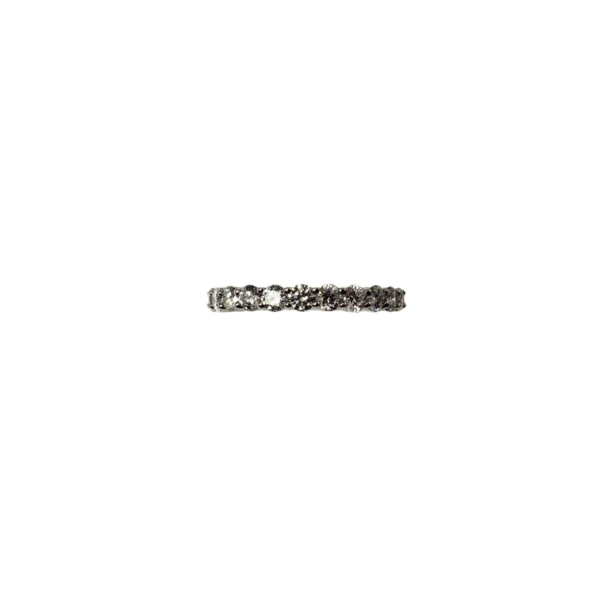 Taille ronde  Alliance en or blanc 14 carats et diamants, taille 5,75 en vente