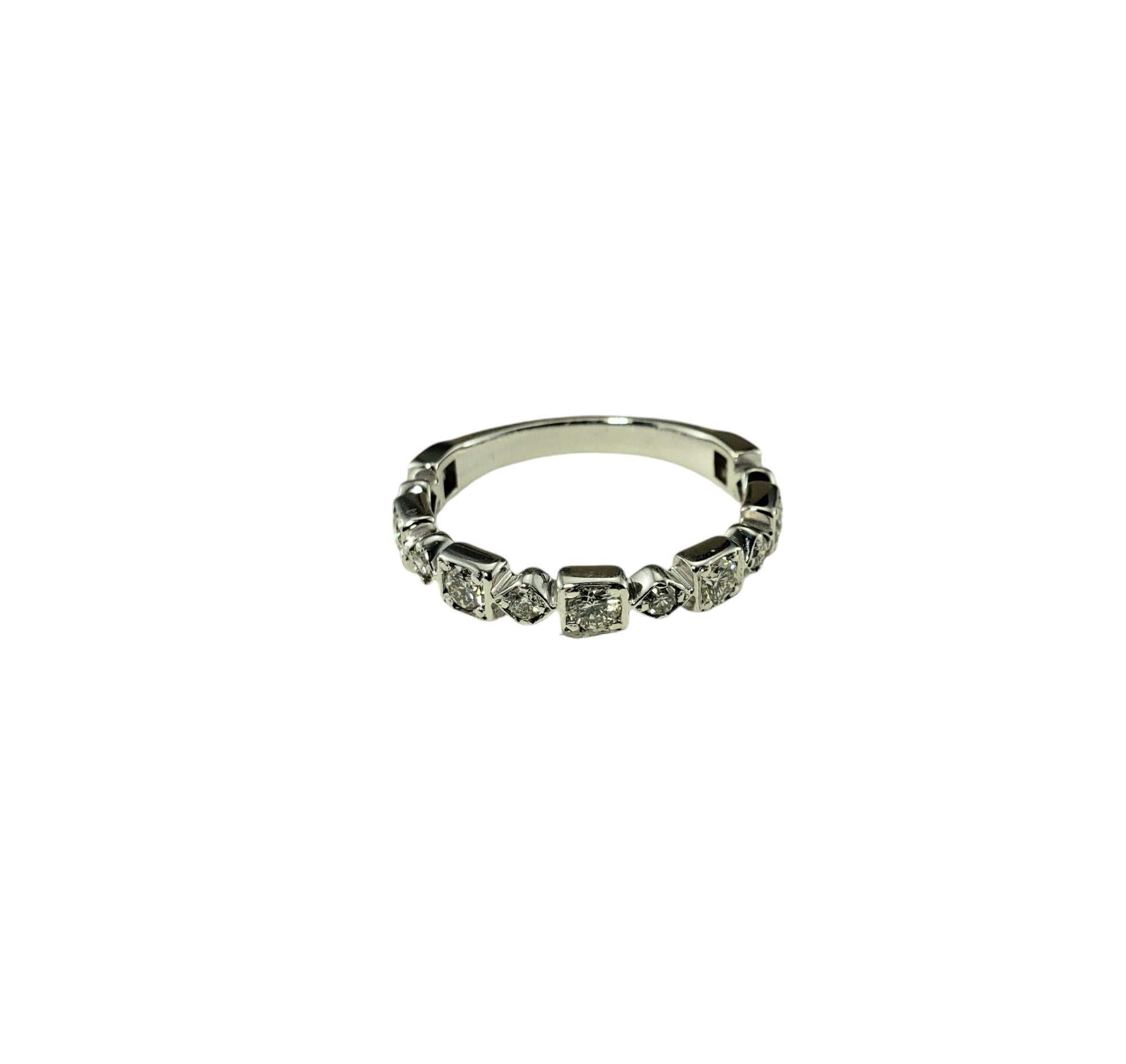 14 Karat Weißgold und Diamant Ehering Größe 6

Dieses funkelnde Band ist mit 13 runden Diamanten im Brillantschliff besetzt, die in wunderschön detailliertes 14-karätiges Weißgold gefasst sind.  

Breite: 3 mm.

Ungefähres Gesamtgewicht der