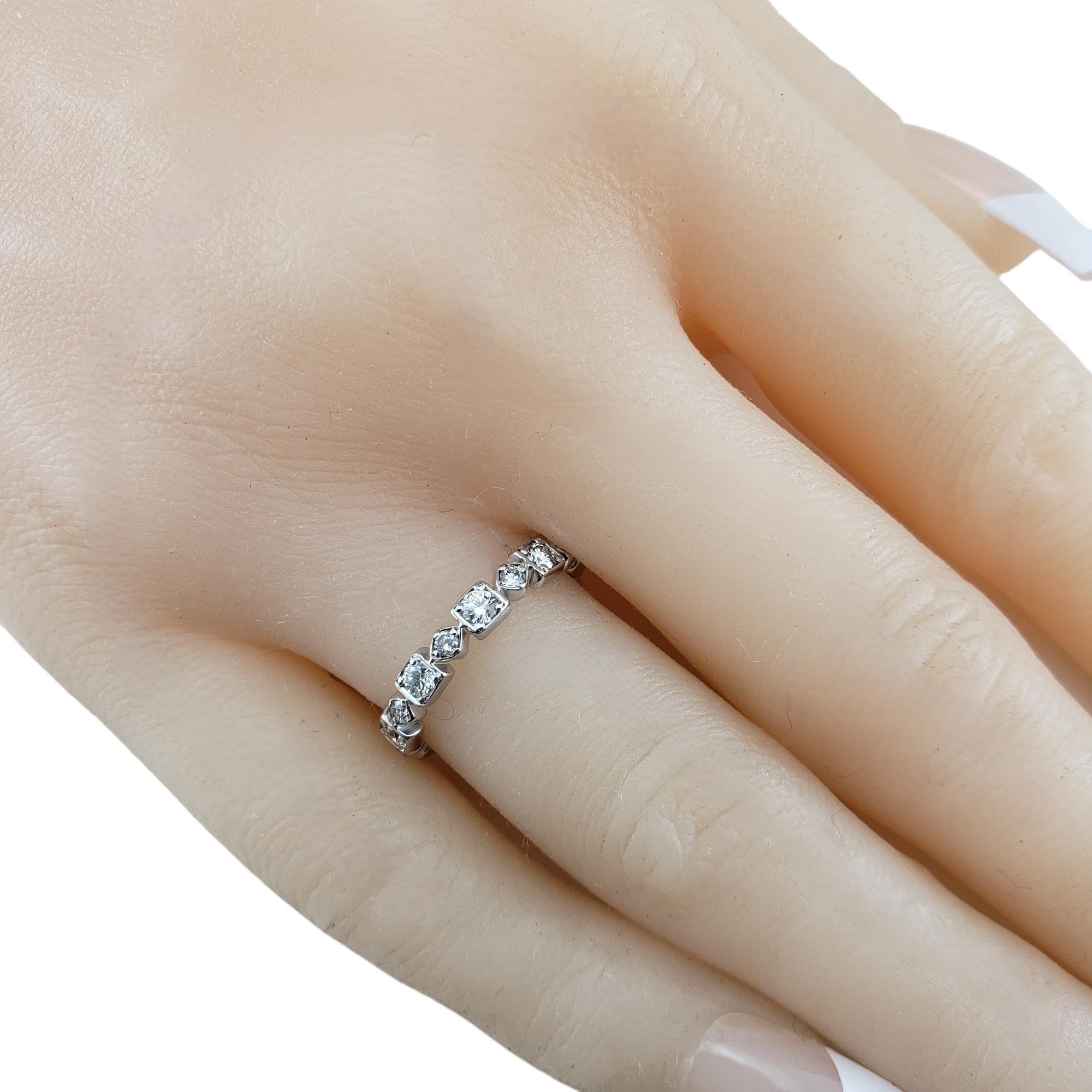 14 Karat Weißgold und Diamant-Hochzeitsring Größe 6 #18980 im Angebot 2