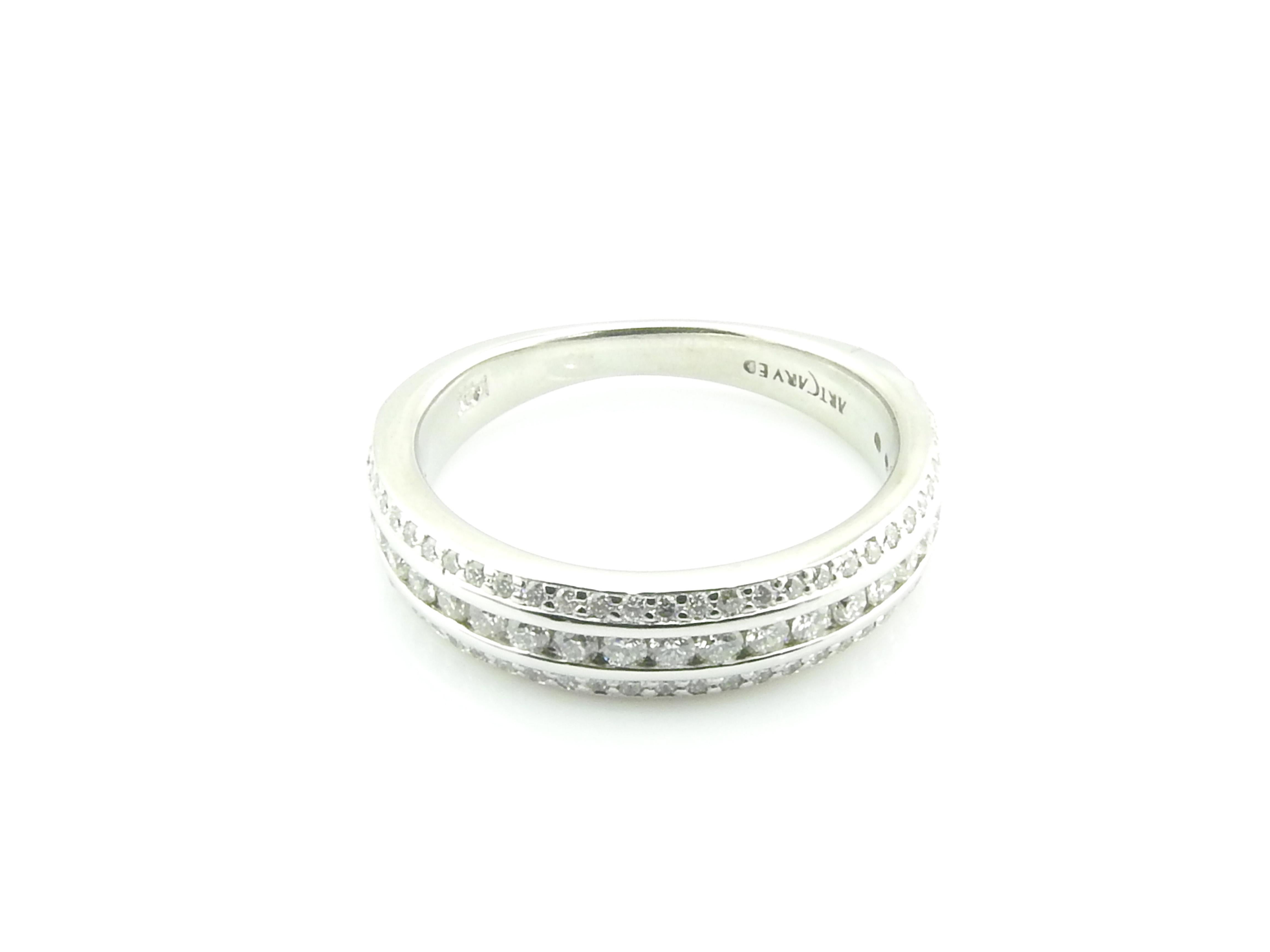 Ce bracelet étincelant est orné de 96 diamants ronds de taille brillante sertis dans de l'or blanc 14 carats magnifiquement détaillé.  Largeur :  5 mm.  Tige :  2 mm.

Poids total approximatif des diamants :  .70 ct.

Couleur du diamant : 