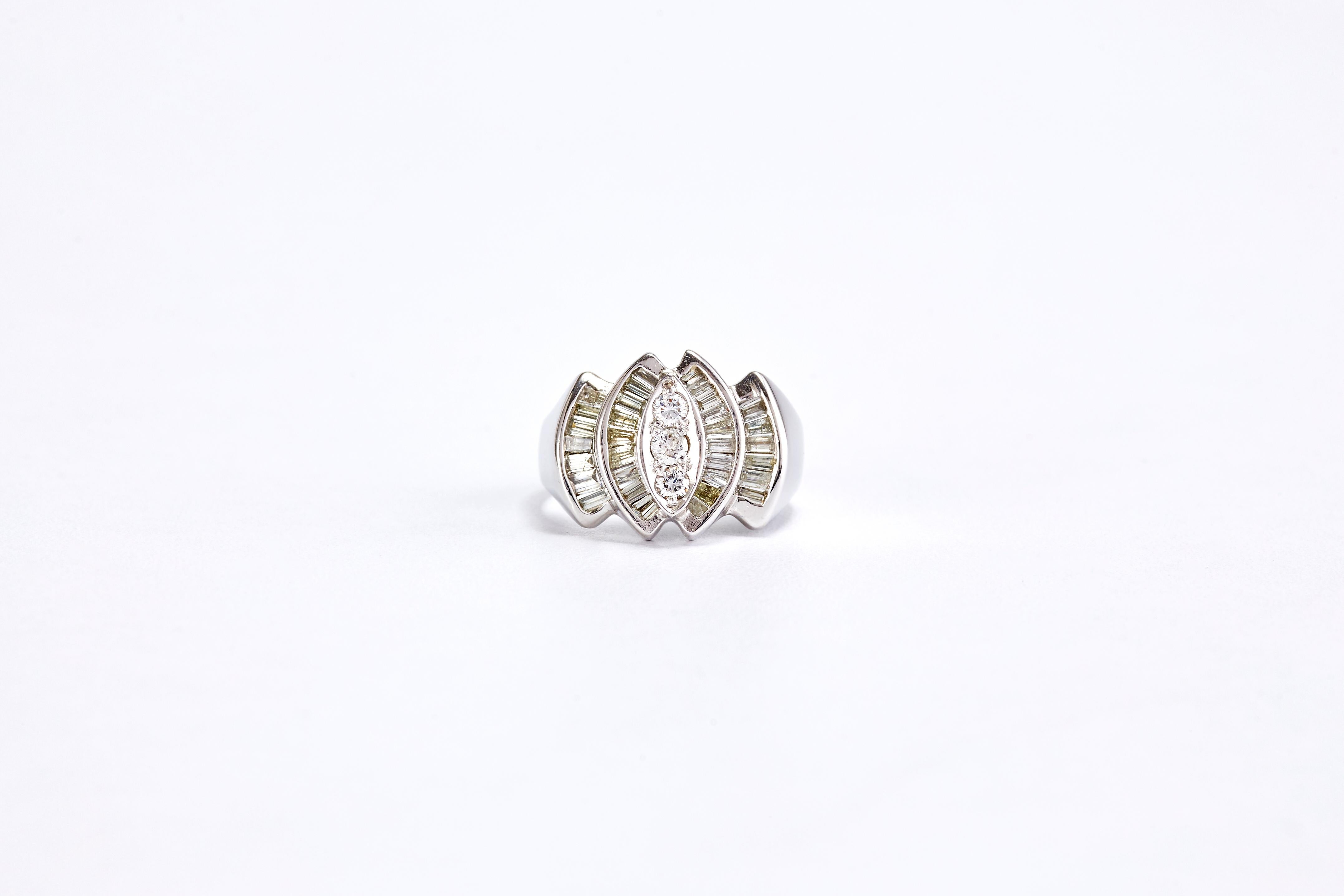 Ring aus 14 Karat Weißgold mit Diamanten im Zustand „Hervorragend“ im Angebot in Tel Aviv, IL