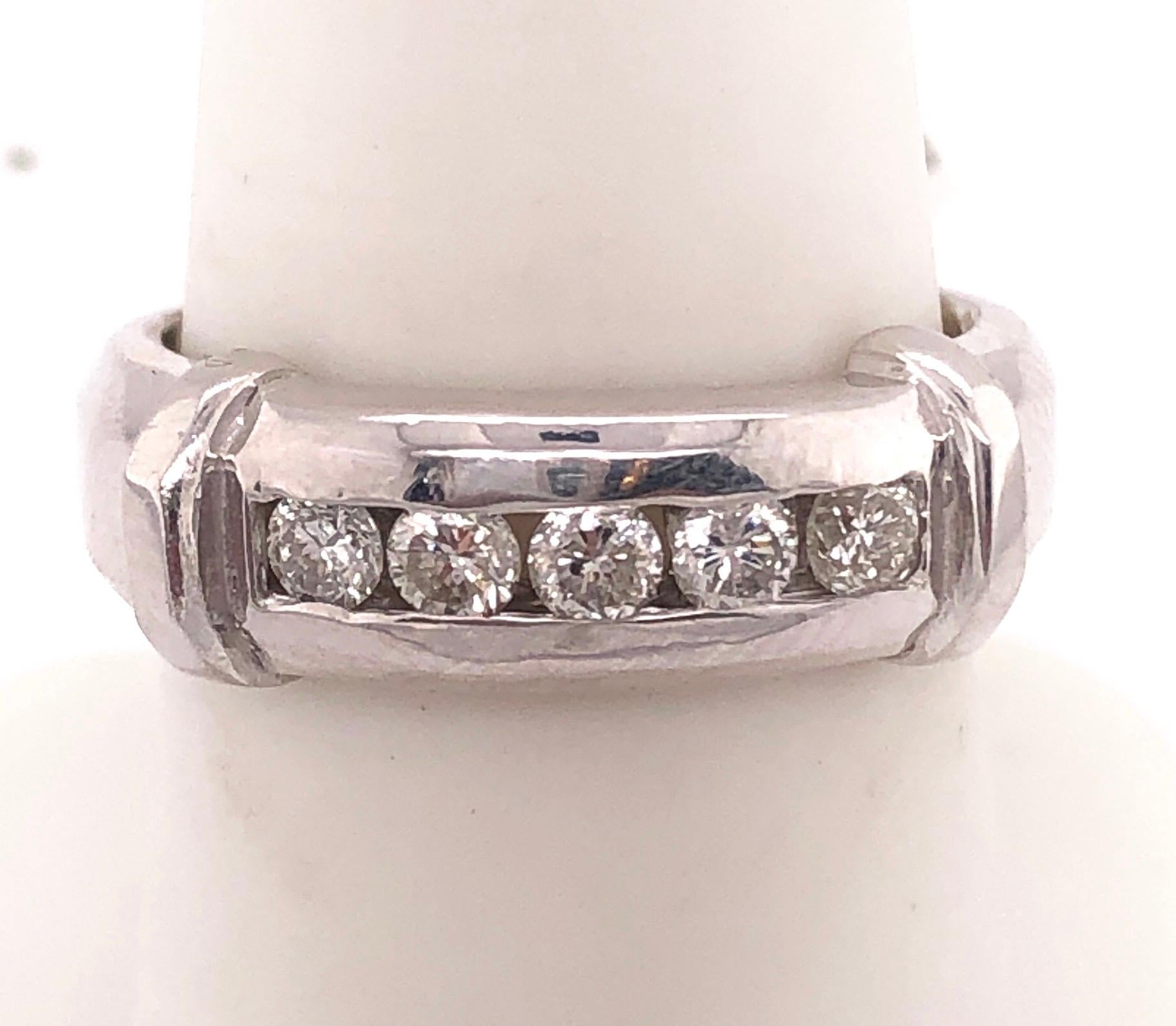 14Kt Weißgold Ring Ehering mit fünf Diamanten 0,75 Total Diamond Weight
Größe 7 
6.31 Gramm Gesamtgewicht.