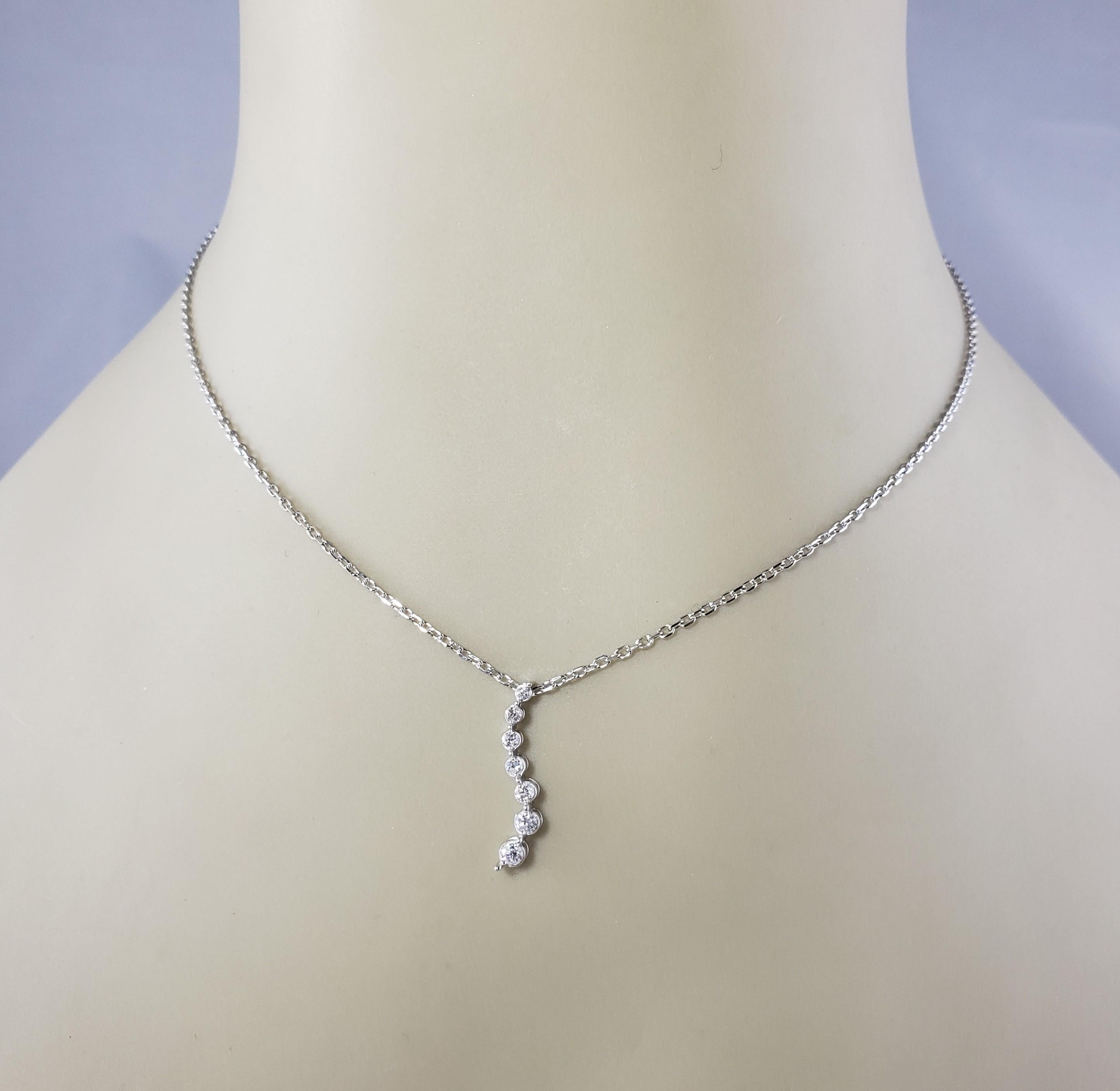 14 Karat White Gold and Graduated Diamond Pendant Necklace For Sale 4