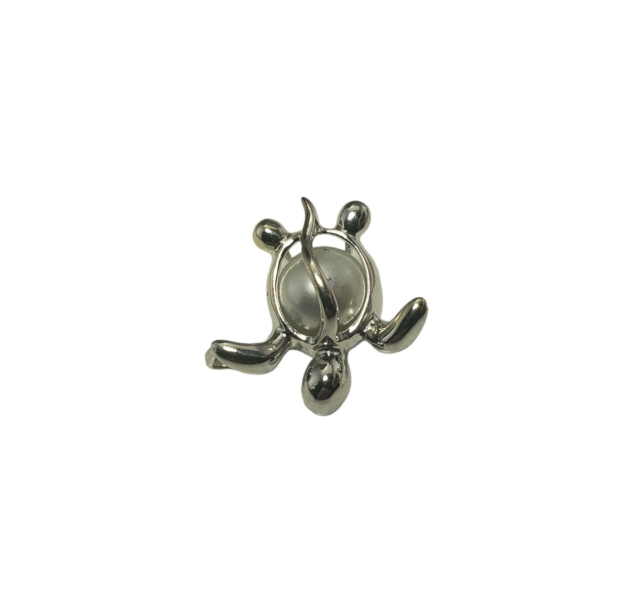 This adorable turtle charm features one 7 mm pearl set in beautifully detailed 14K white gold.

Stamped:  14K

Size:  18 mm x 18 mm

Weight: 1.4 dwt. / 2.2 gr.

Stamped: 14K

Very good condition, professionally polished.

*Chain not included.

Will