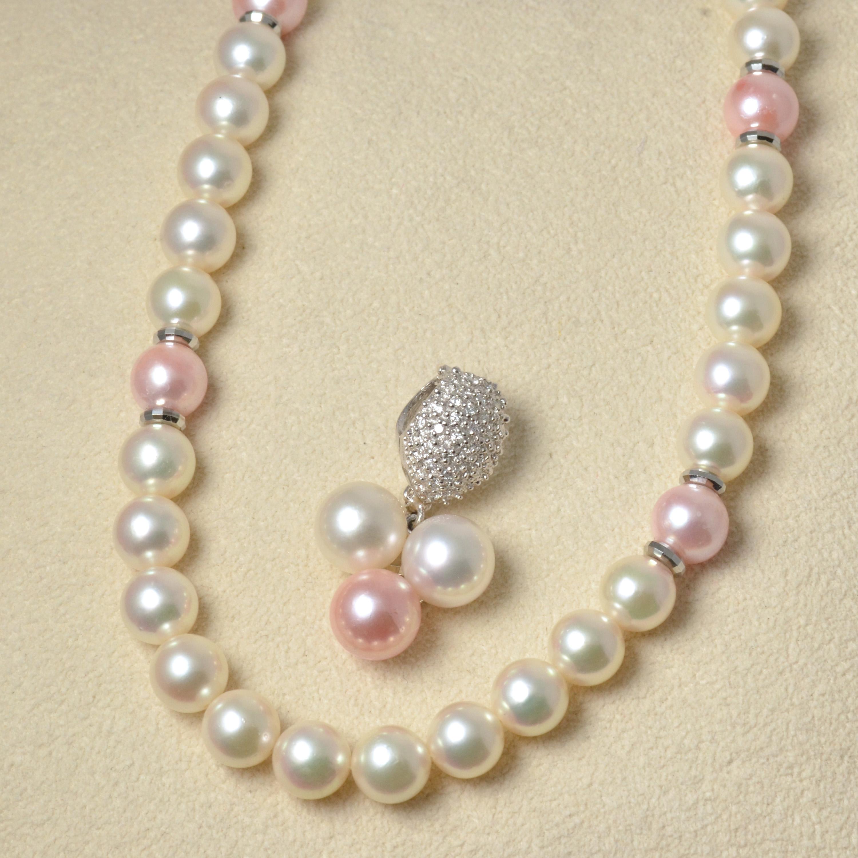 14 Karat White Gold and Platinum Pink Coral Core Pearl and Akoya Pearl Necklace In Excellent Condition For Sale In Tokyo, JP