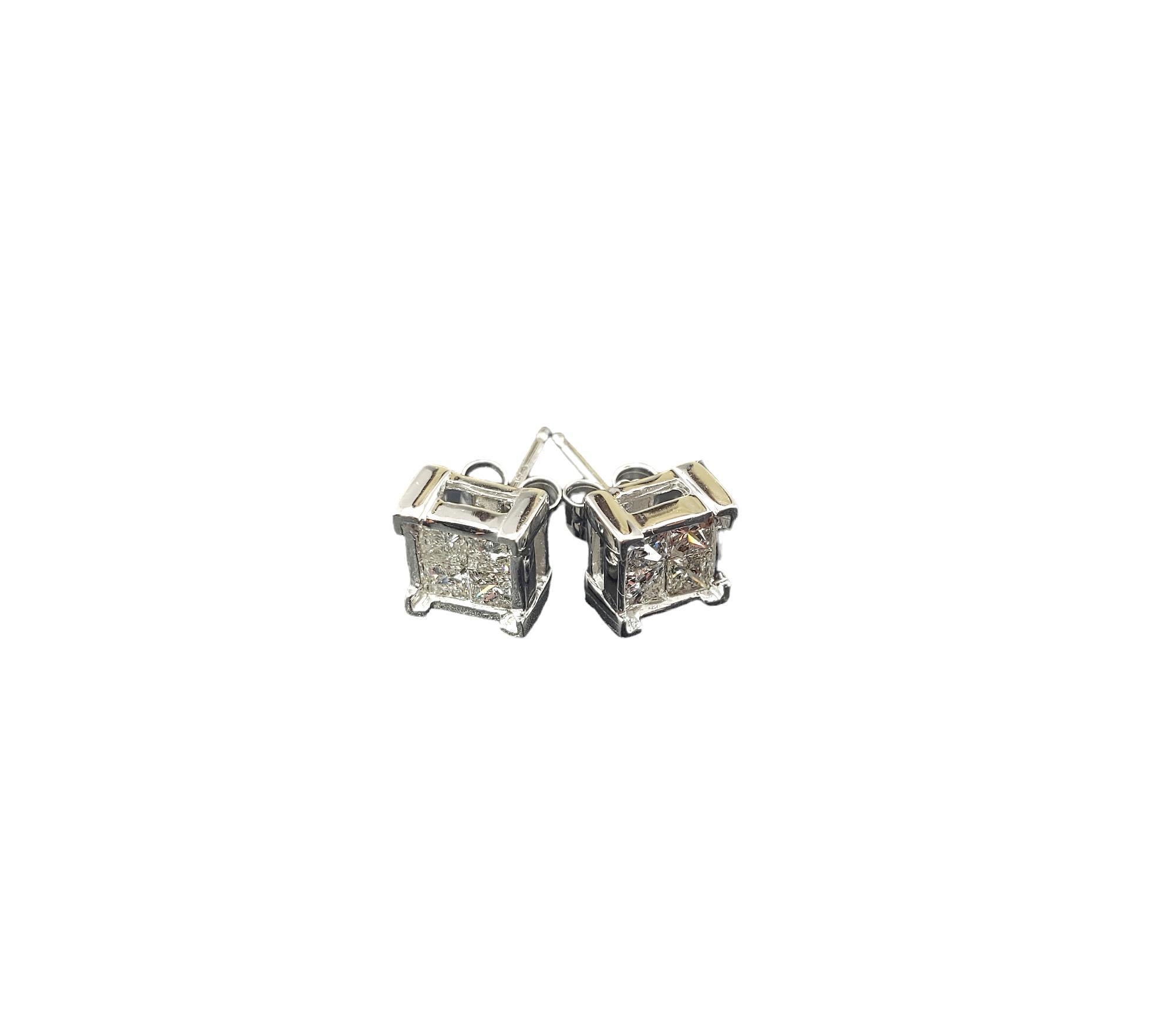 Boucles d'oreilles en or blanc 14 carats et diamants taille princesse-

Ces boucles d'oreilles étincelantes présentent chacune quatre diamants de taille princesse* sertis dans de l'or blanc 14 carats classique.  Fermetures à l'arrière.
*Certains
