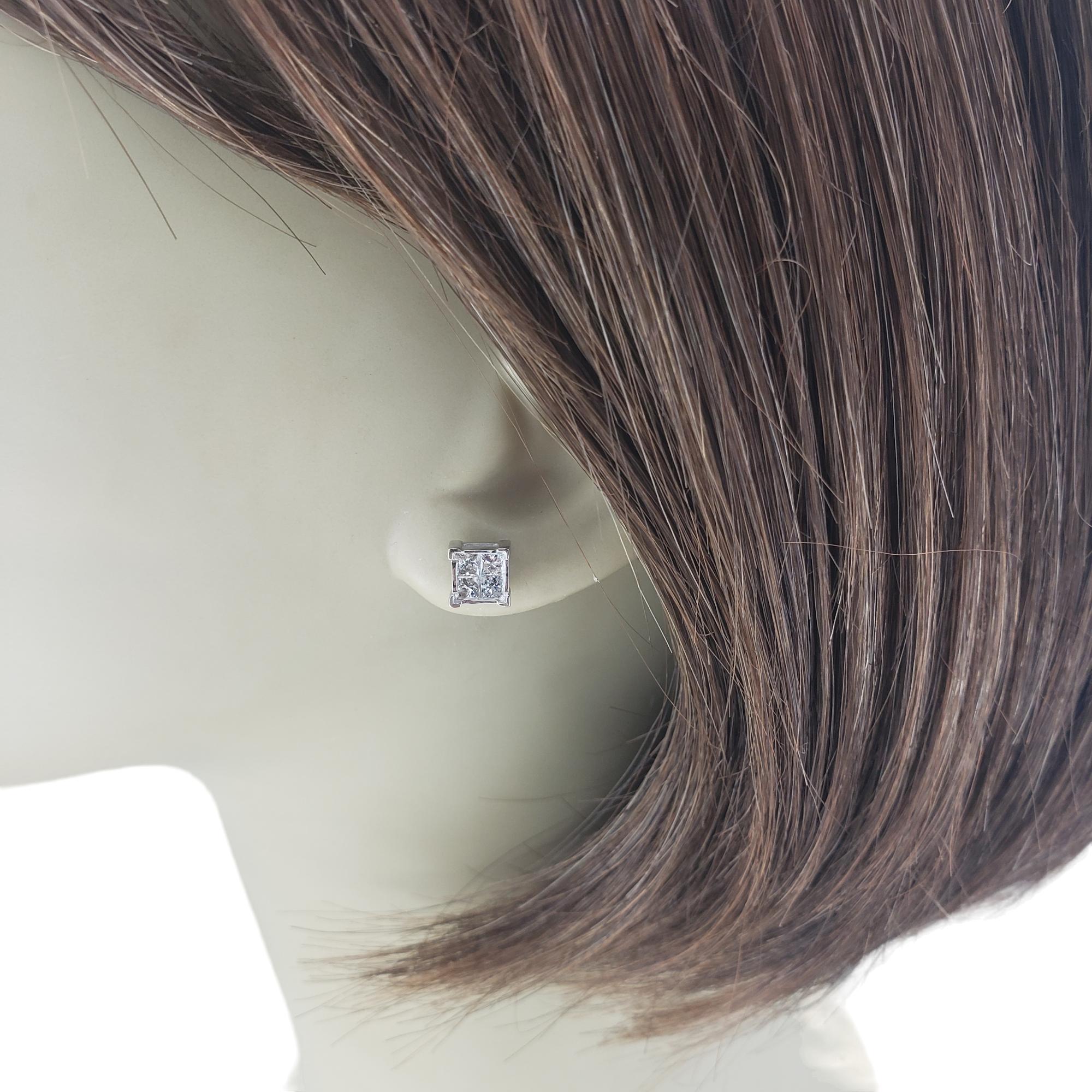Boucles d'oreilles en or blanc 14 carats et diamants taille Princesse #17686 en vente 2