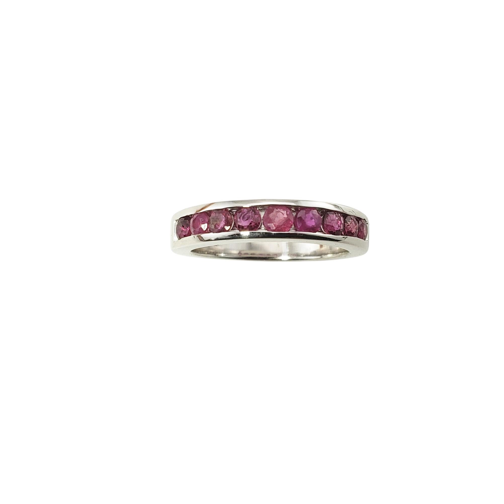 14 Karat Weißgold und Rubin Band Ring Größe 6.5-

Dieses reizende Armband besteht aus neun runden Rubinen, die in klassisches 14-karätiges Weißgold gefasst sind. Breite:  4 m.  Schaft:  3 mm.

Größe: 6,5

Gewicht:  3.2 dwt. /  5.0 gr.

Geprüftes 14K