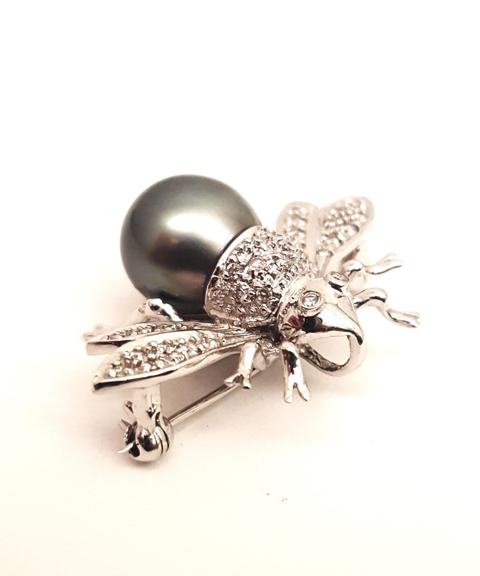 14 Karat White Gold and Sterling Silver Faux Pearl and Diamond Bee Brooch In Excellent Condition In Palm Beach, FL