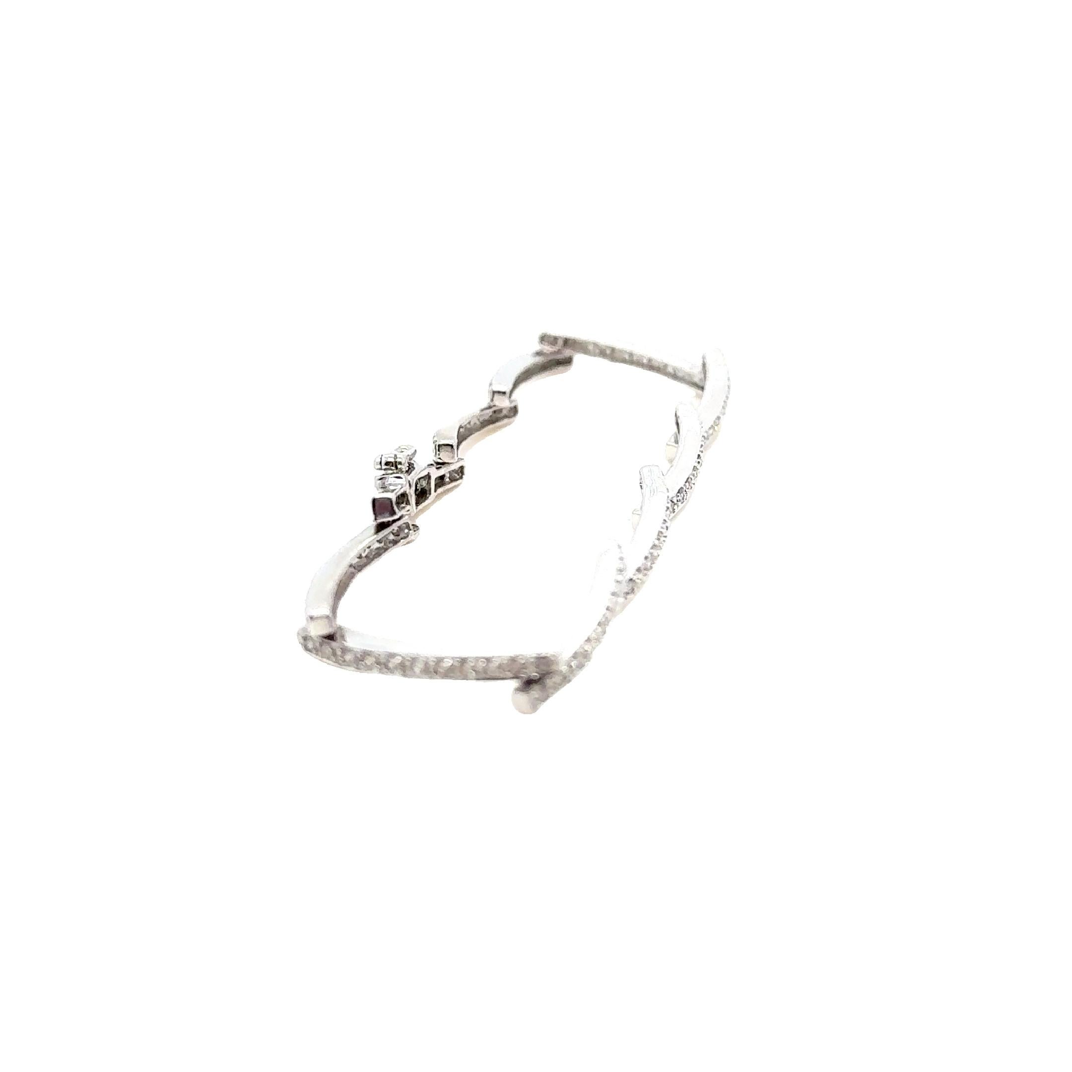 Ajoutez de l'éclat et une élégance raffinée à votre poignet avec ce superbe bracelet en or blanc 14 carats orné de diamants. Cette pièce intemporelle présente un design moderne à maillons d'angle, offrant une esthétique géométrique épurée à la fois