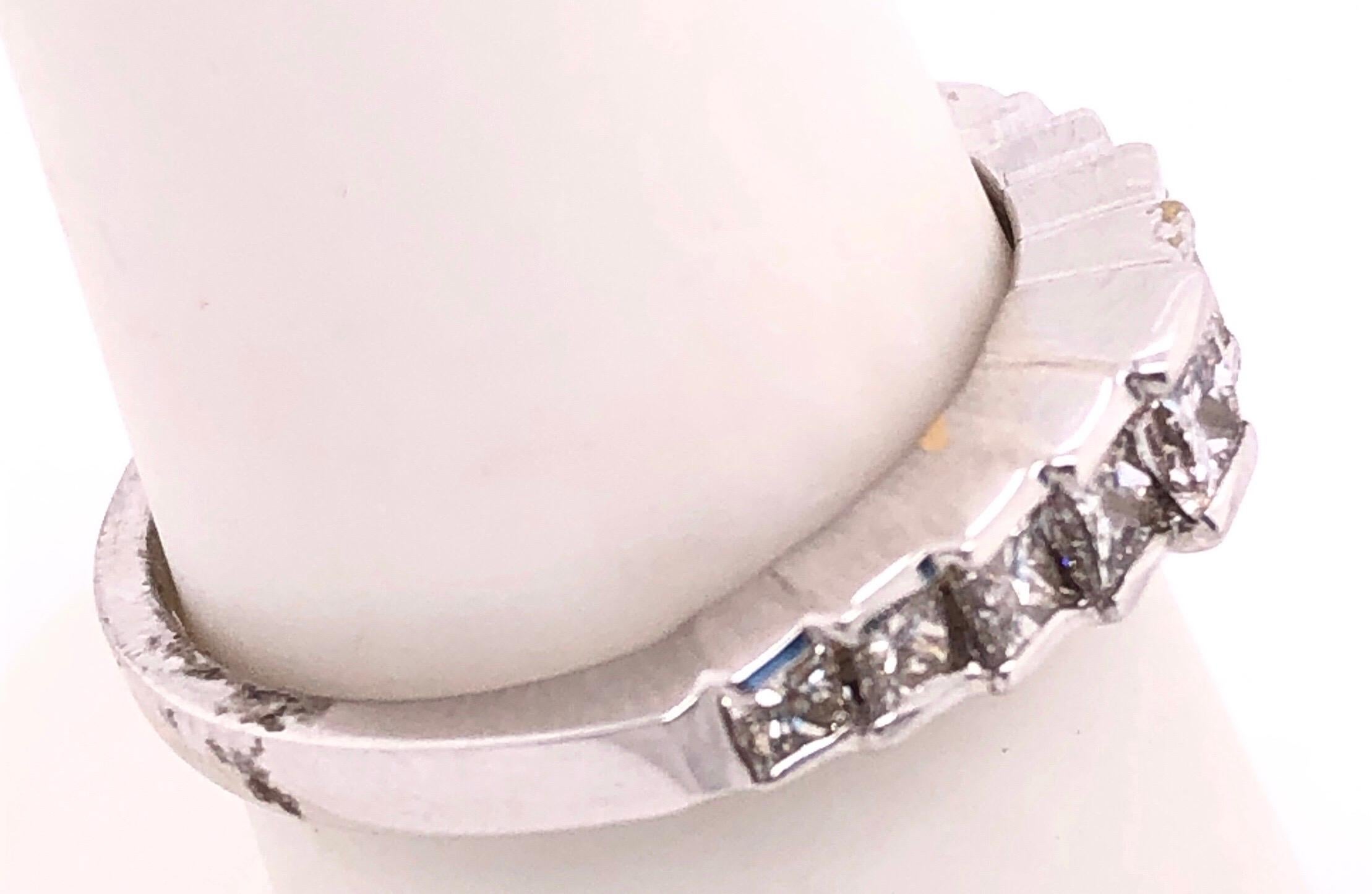 Bague d'anniversaire en or blanc 14 carats avec diamants de 0,77 carat poids total Bon état - En vente à Stamford, CT