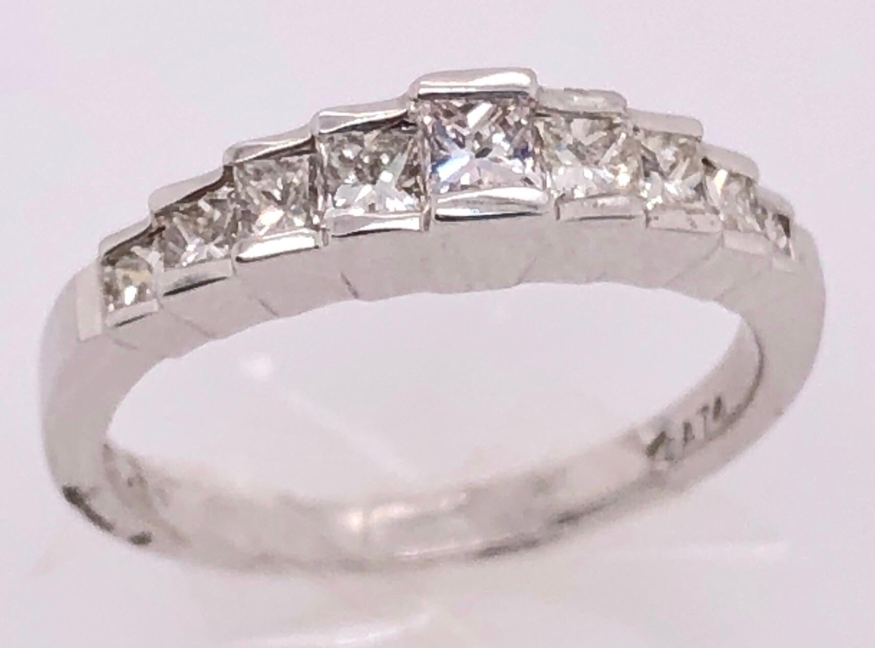 Bague d'anniversaire en or blanc 14 carats avec diamants de 0,77 carat poids total Unisexe en vente