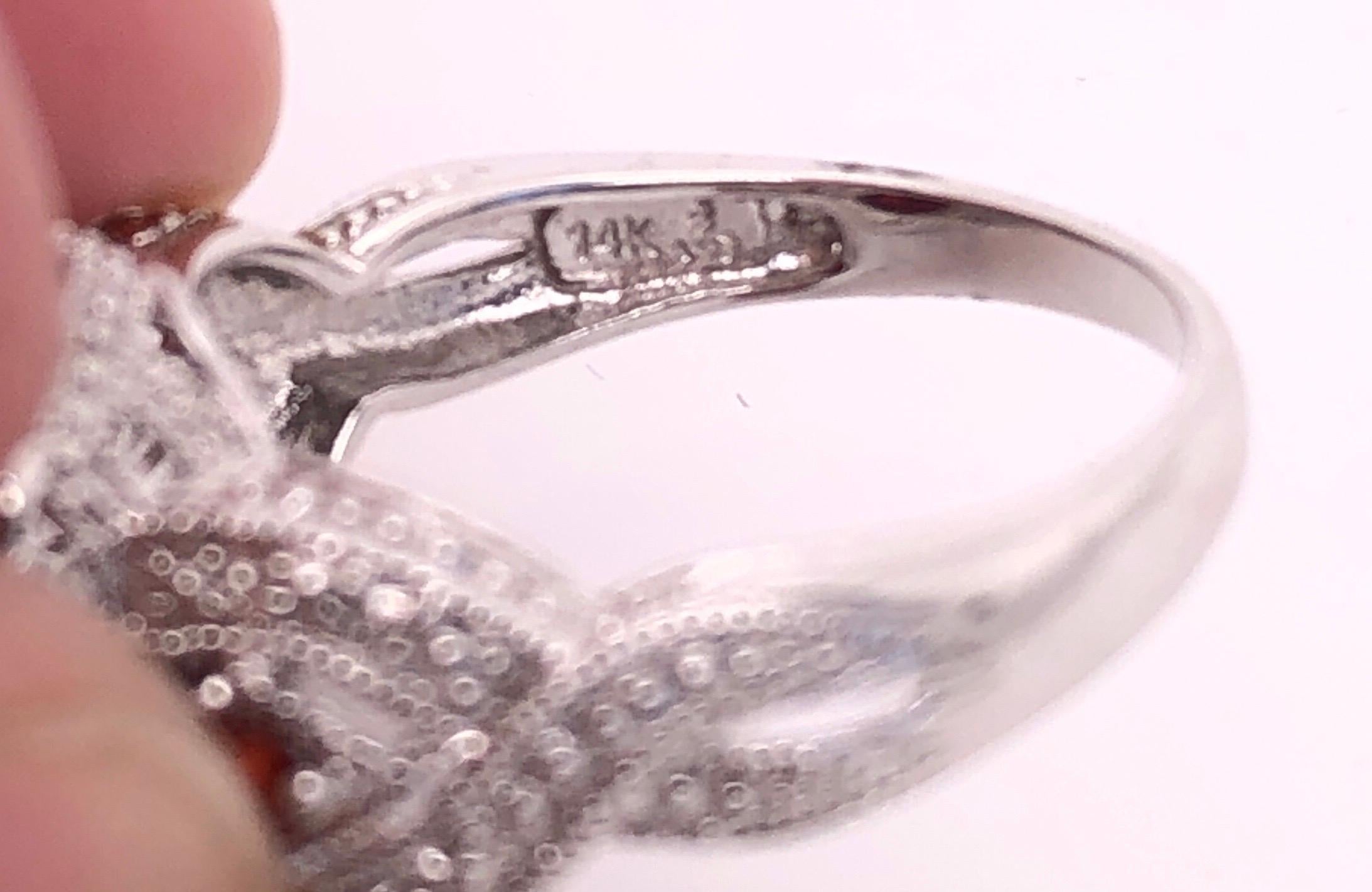 Anello antico in oro bianco 14 carati con granato ovale centrale e accenti in vendita 1