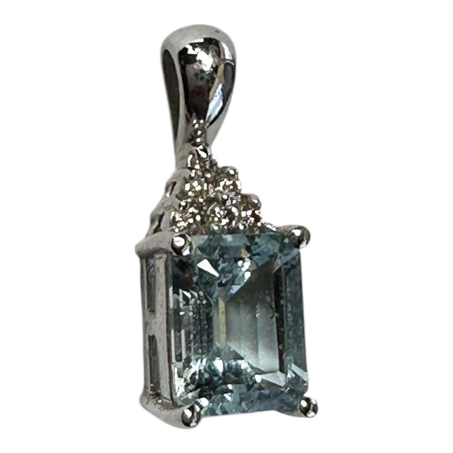 Pendentif en or blanc 14 carats, aigue-marine et diamant en vente 7