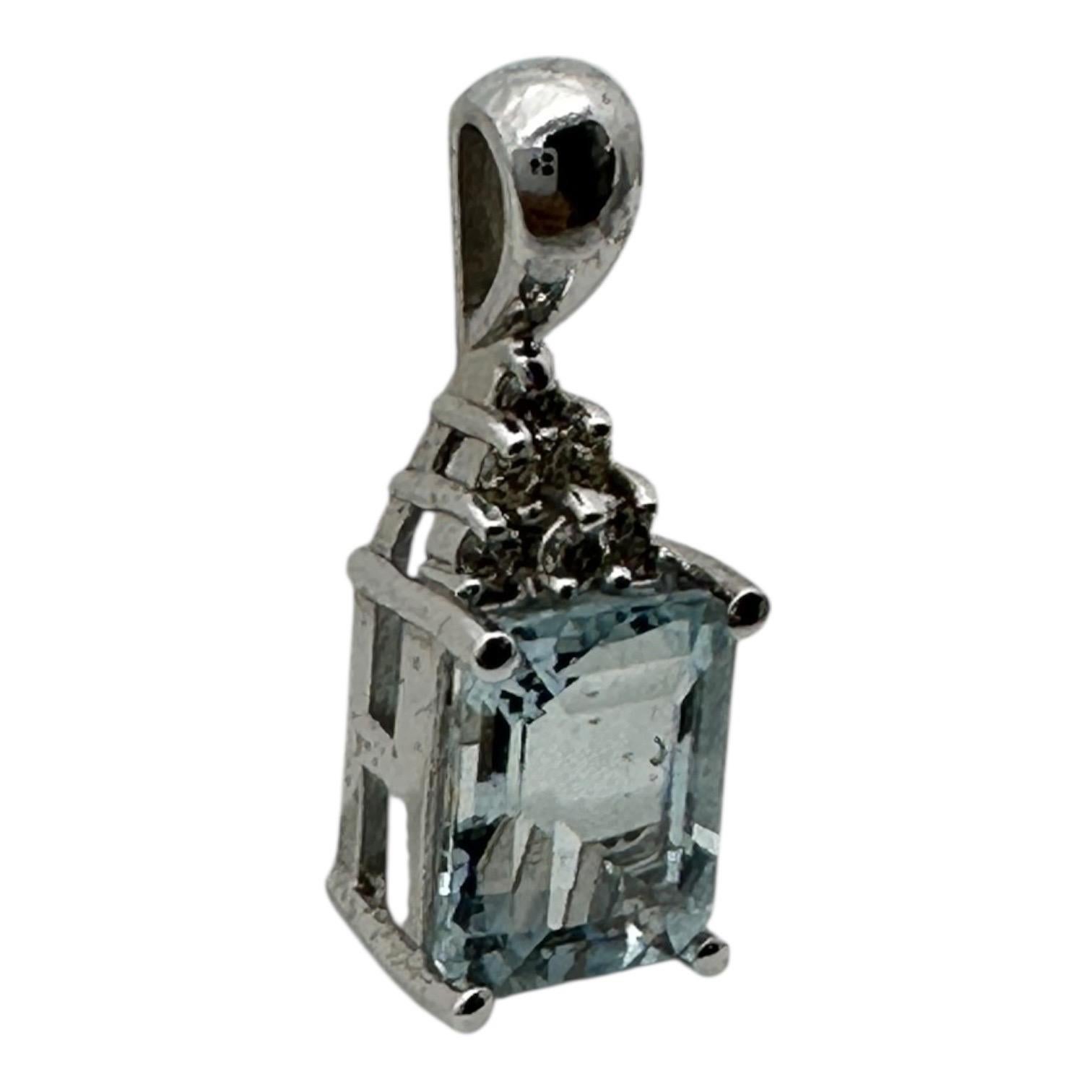 Ce pendentif arbore un magnifique or blanc 14 carats orné d'aigue-marine et de diamants.
Il y a cinq brillants d'un poids total de 0,15 carat. La qualité du diamant est SI1, couleur G
L'aigue-marine mesure environ 2,20 carats.
La longueur du
