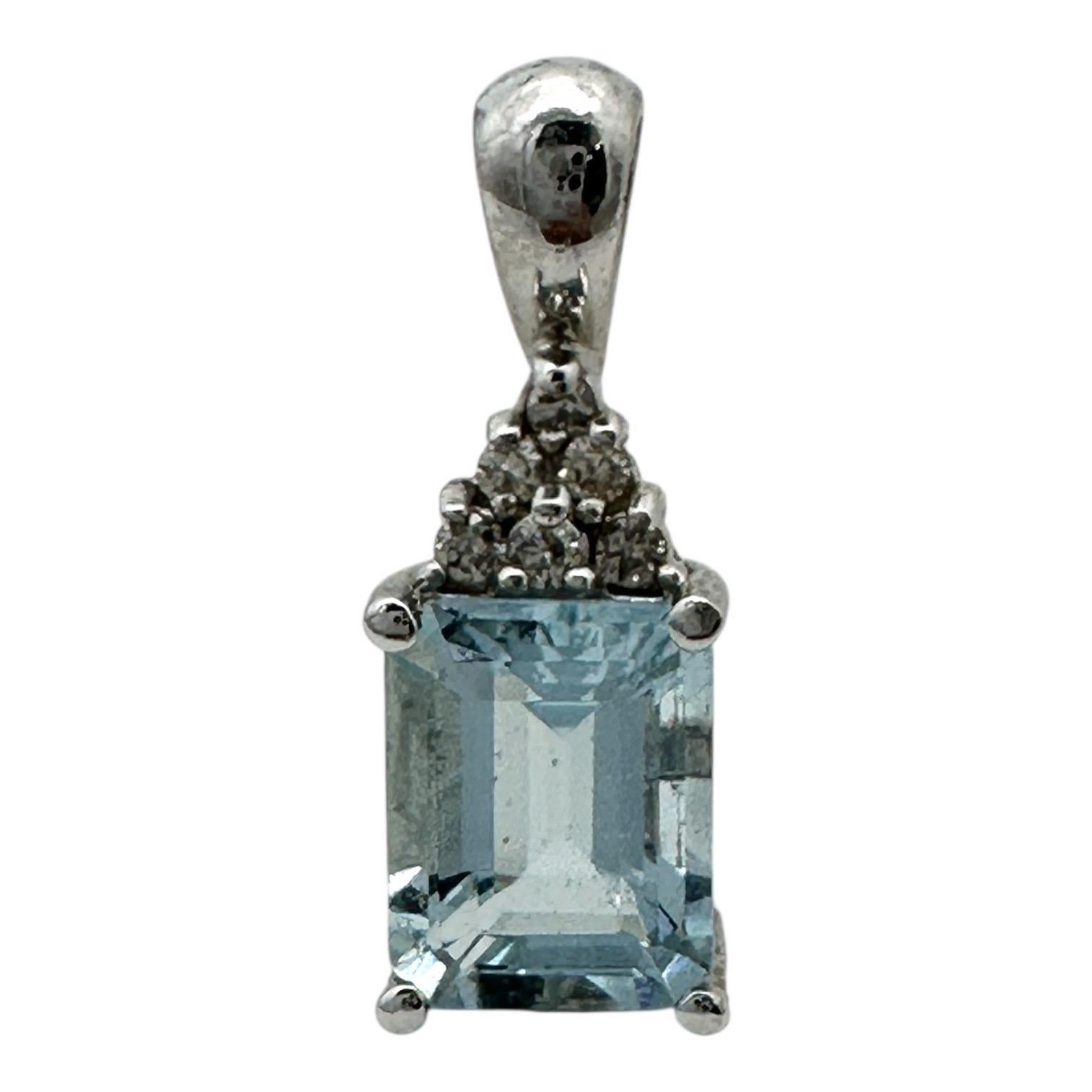 Contemporain Pendentif en or blanc 14 carats, aigue-marine et diamant en vente