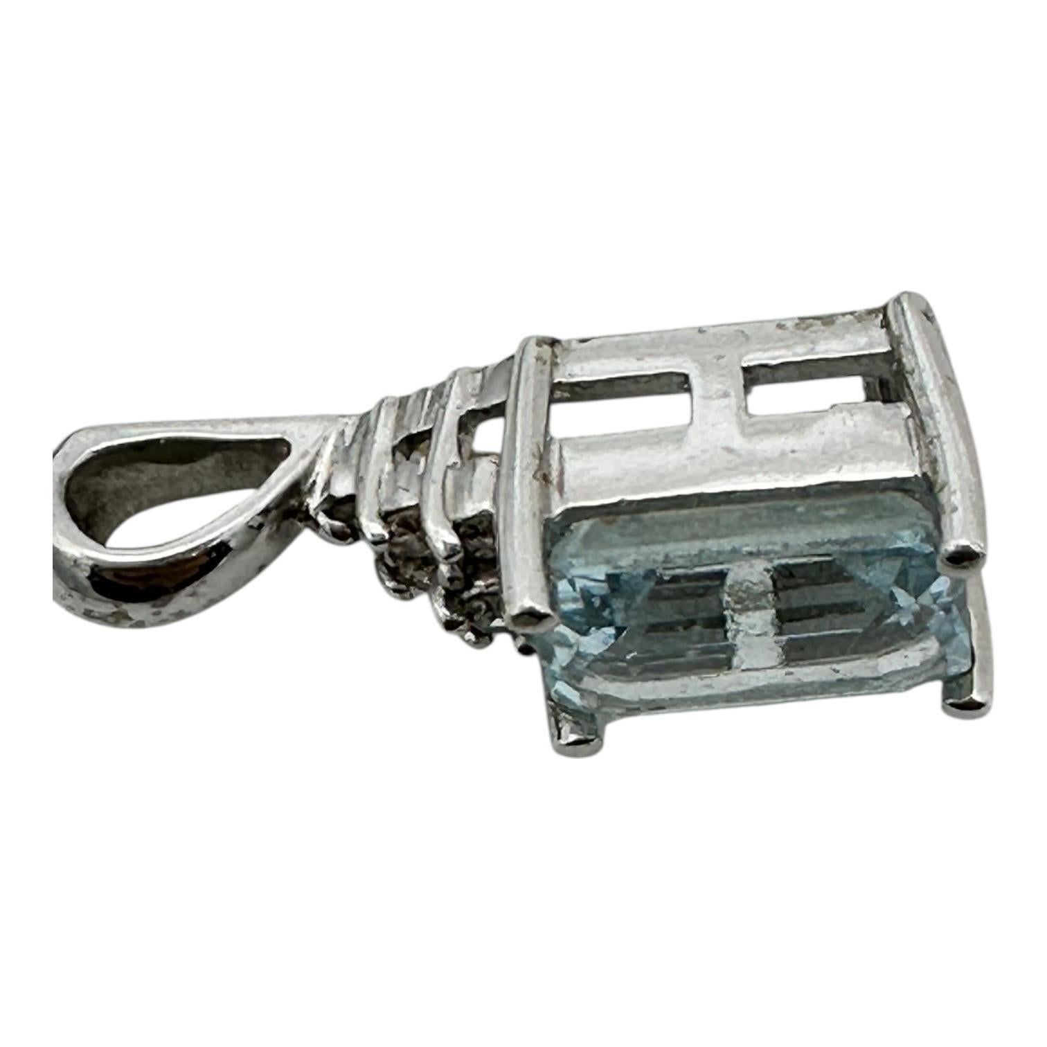 Pendentif en or blanc 14 carats, aigue-marine et diamant Excellent état - En vente à Laguna Hills, CA