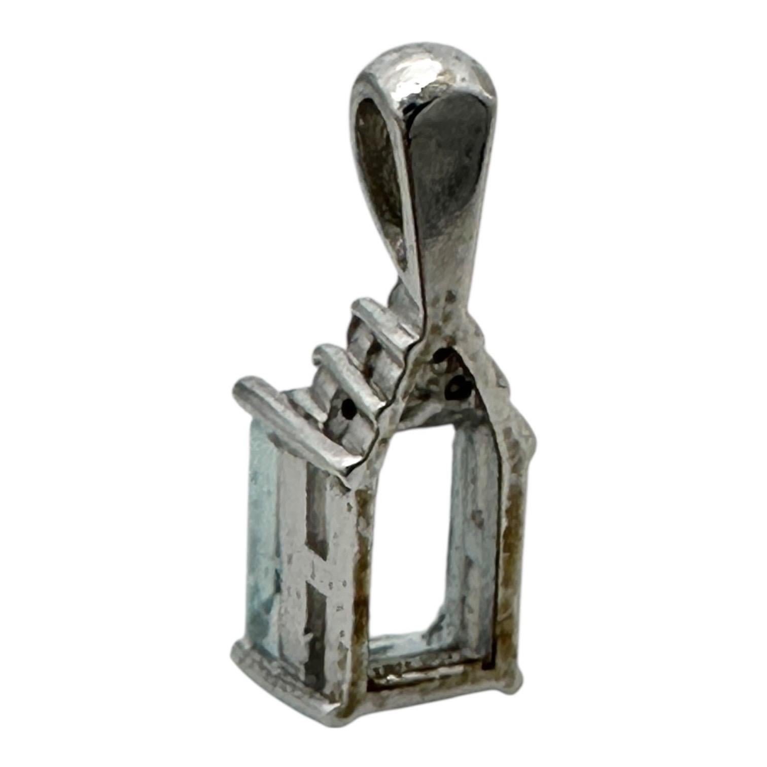 Pendentif en or blanc 14 carats, aigue-marine et diamant Unisexe en vente