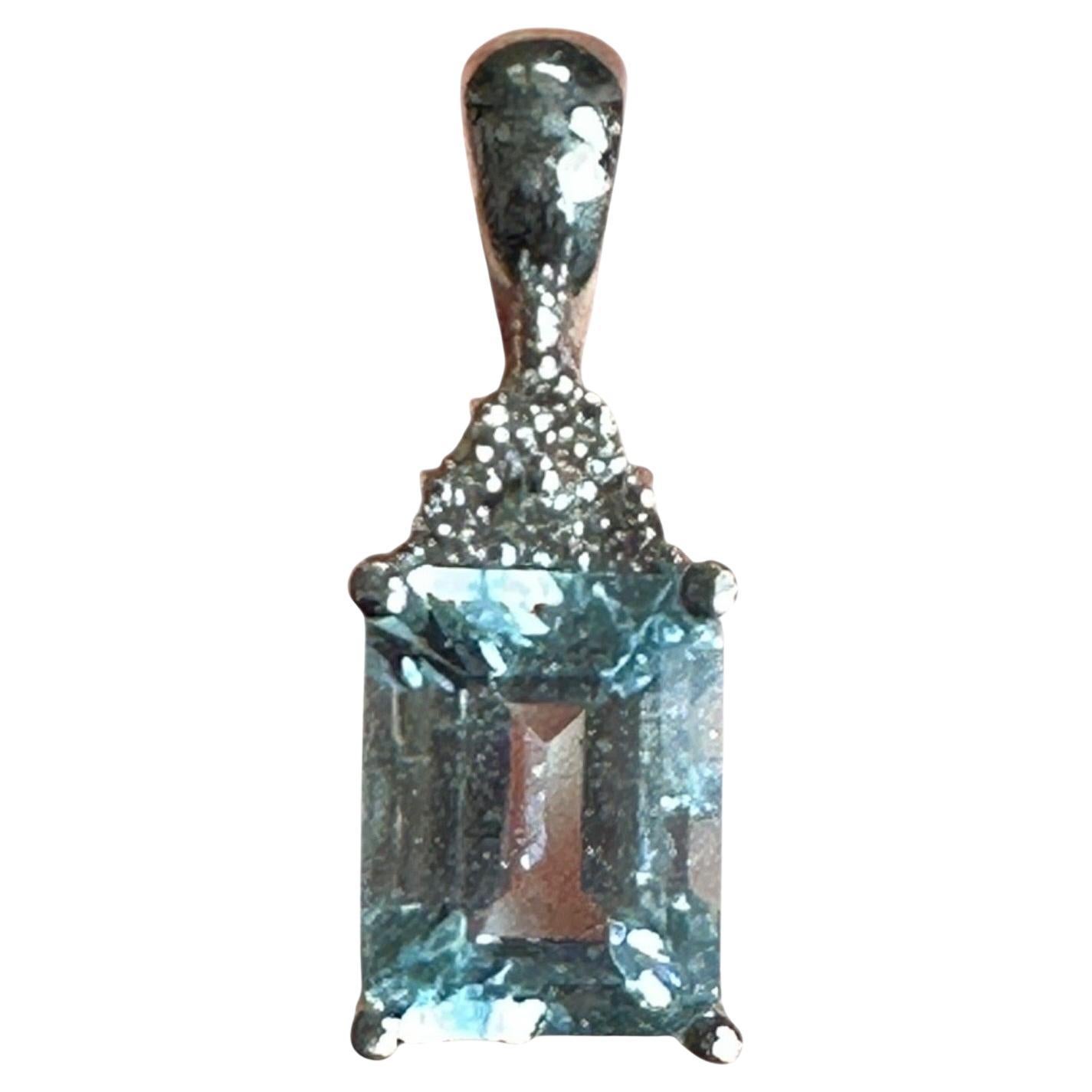 Pendentif en or blanc 14 carats, aigue-marine et diamant en vente