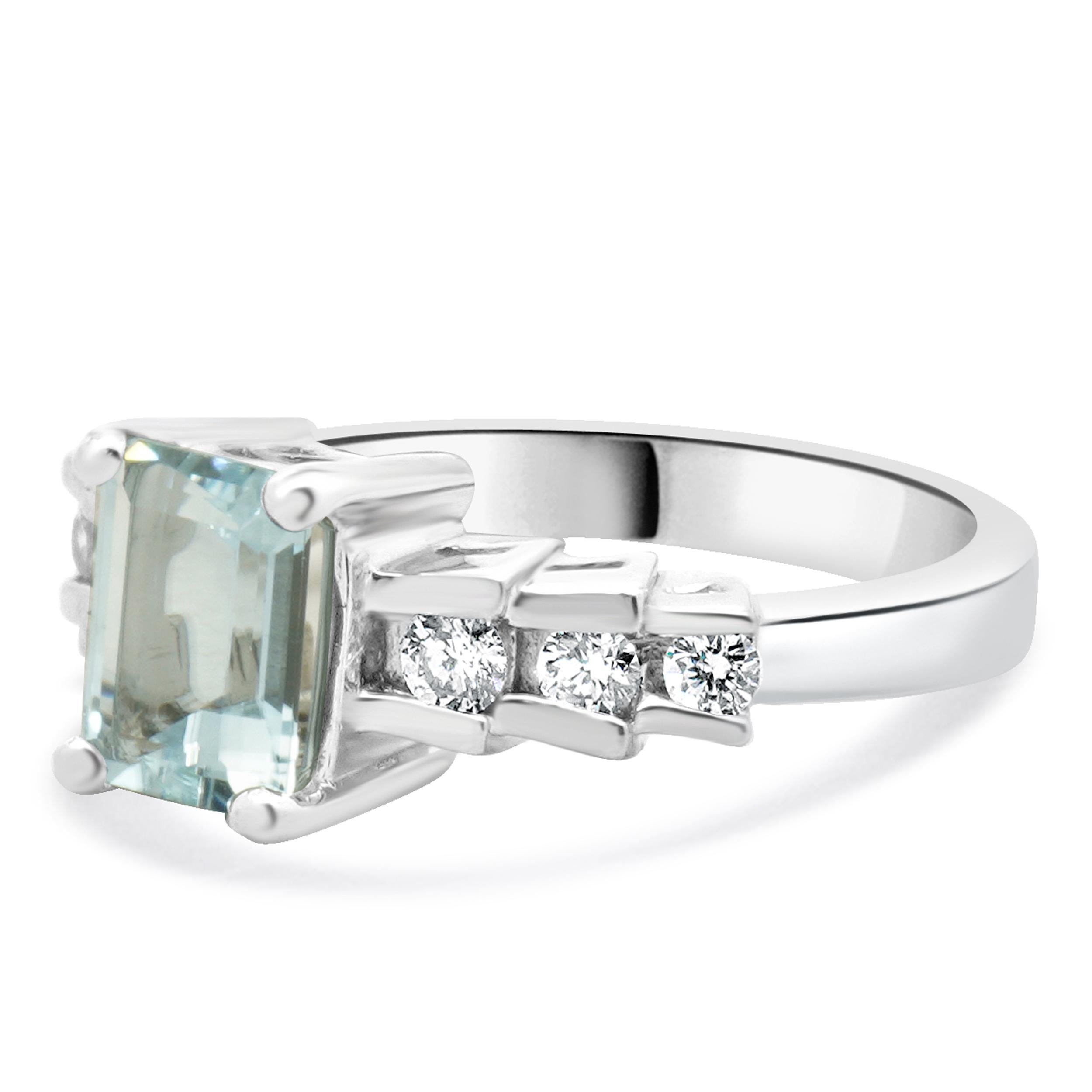MATERIAL: 14K Weißgold
Diamant: 3 Rundschliffe = 0,32cttw
Farbe: H / I
Klarheit: SI3
Aquamarin: 1 Smaragdschliff = 1,25ct
Ringgröße: 6.75 (bitte erlauben Sie bis zu 2 zusätzliche Arbeitstage für Größenanfragen)
Gewicht: 5.39 Gramm
