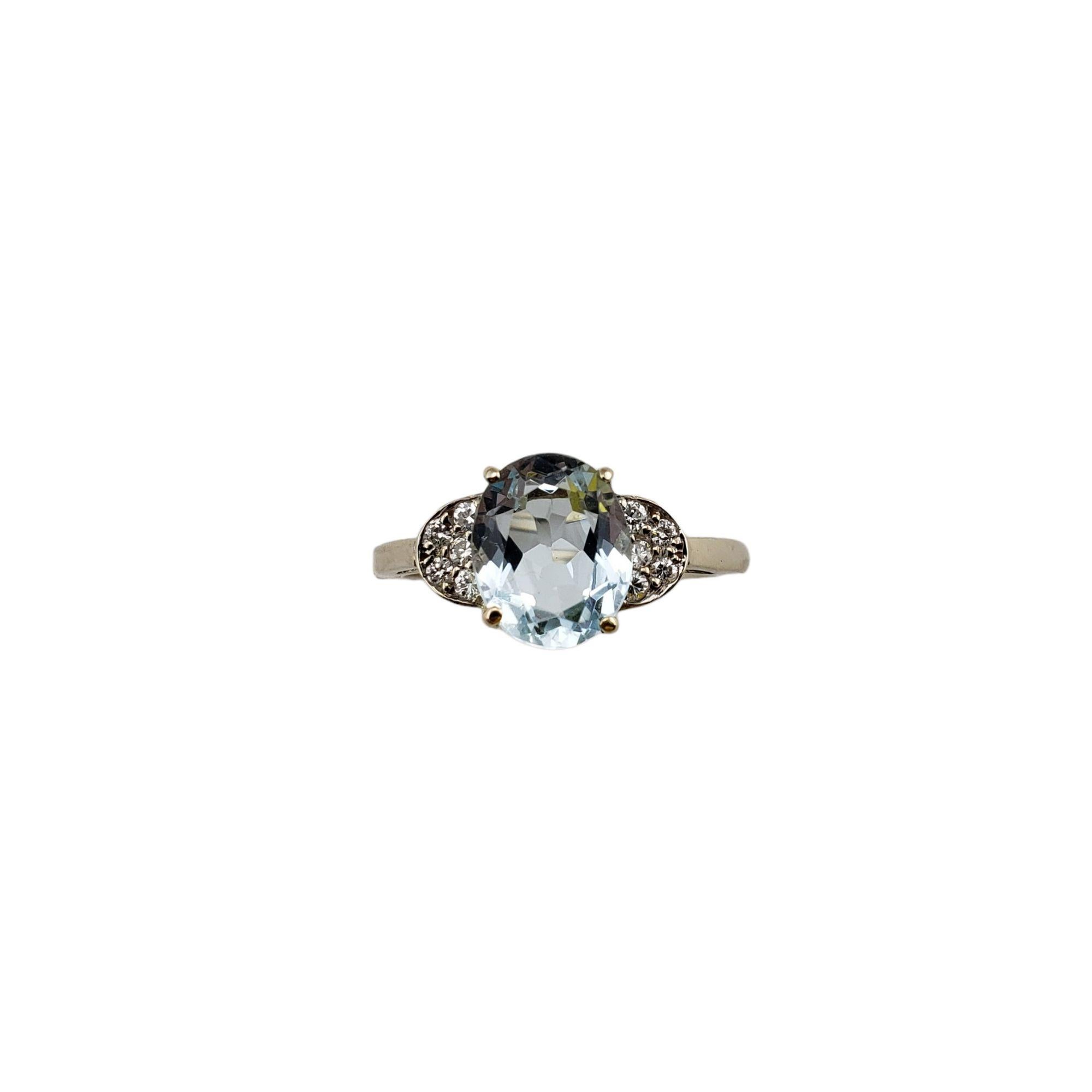 Vintage 14 Karat White Gold Aquamarine and Diamond Ring JAGi Certified Size 8.5-

Cette magnifique bague présente une aigue-marine ovale (10 mm x 8 mm) et dix diamants ronds de taille brillante sertis dans de l'or blanc classique 14K. Tige : 1.5