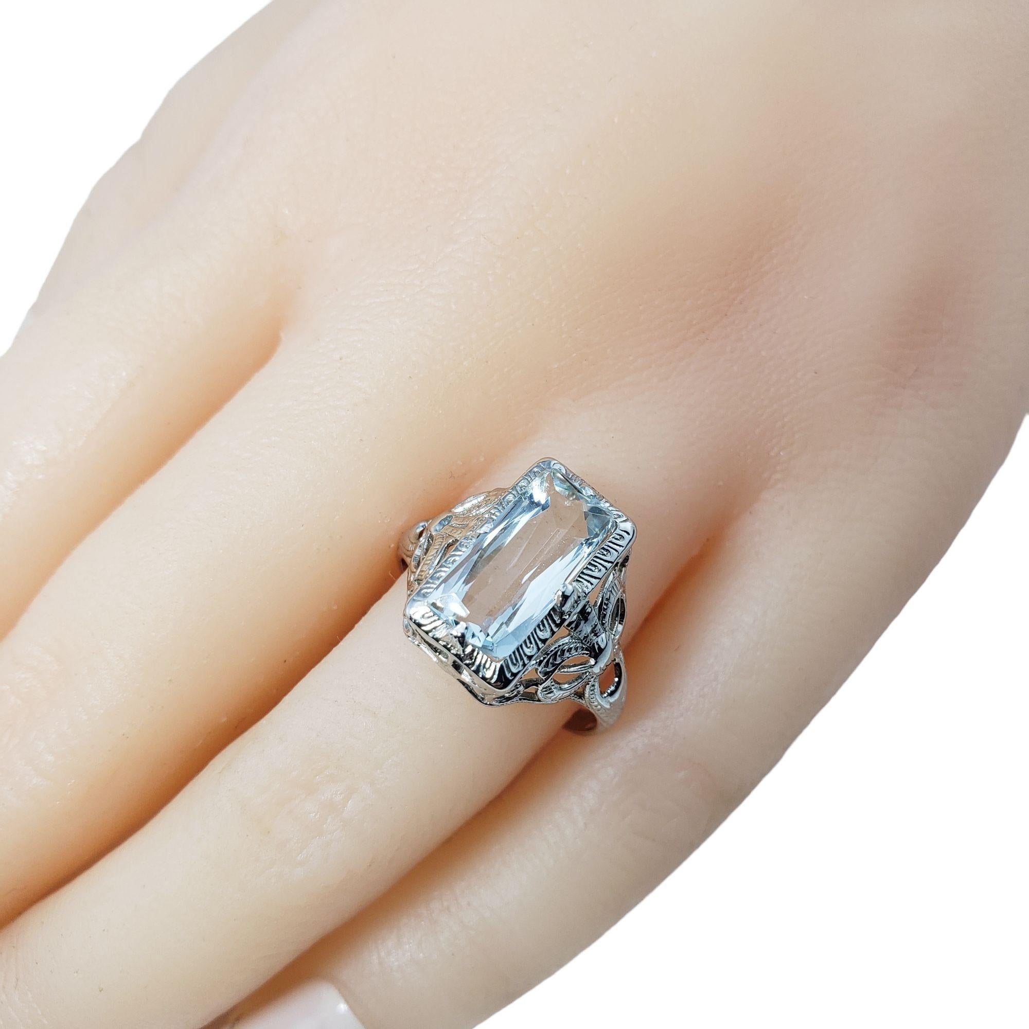 Vintage 14 Karat White Gold Aquamarine Ring Size 6.75 GAI Certified-

This lovely ring features one emerald cut aquamarine (11 mm x 7 mm) set in beautifully detailed white gold filigree.
Shank: 2 mm.

Aquamarine weight: 3.53 ct.

Ring Size: